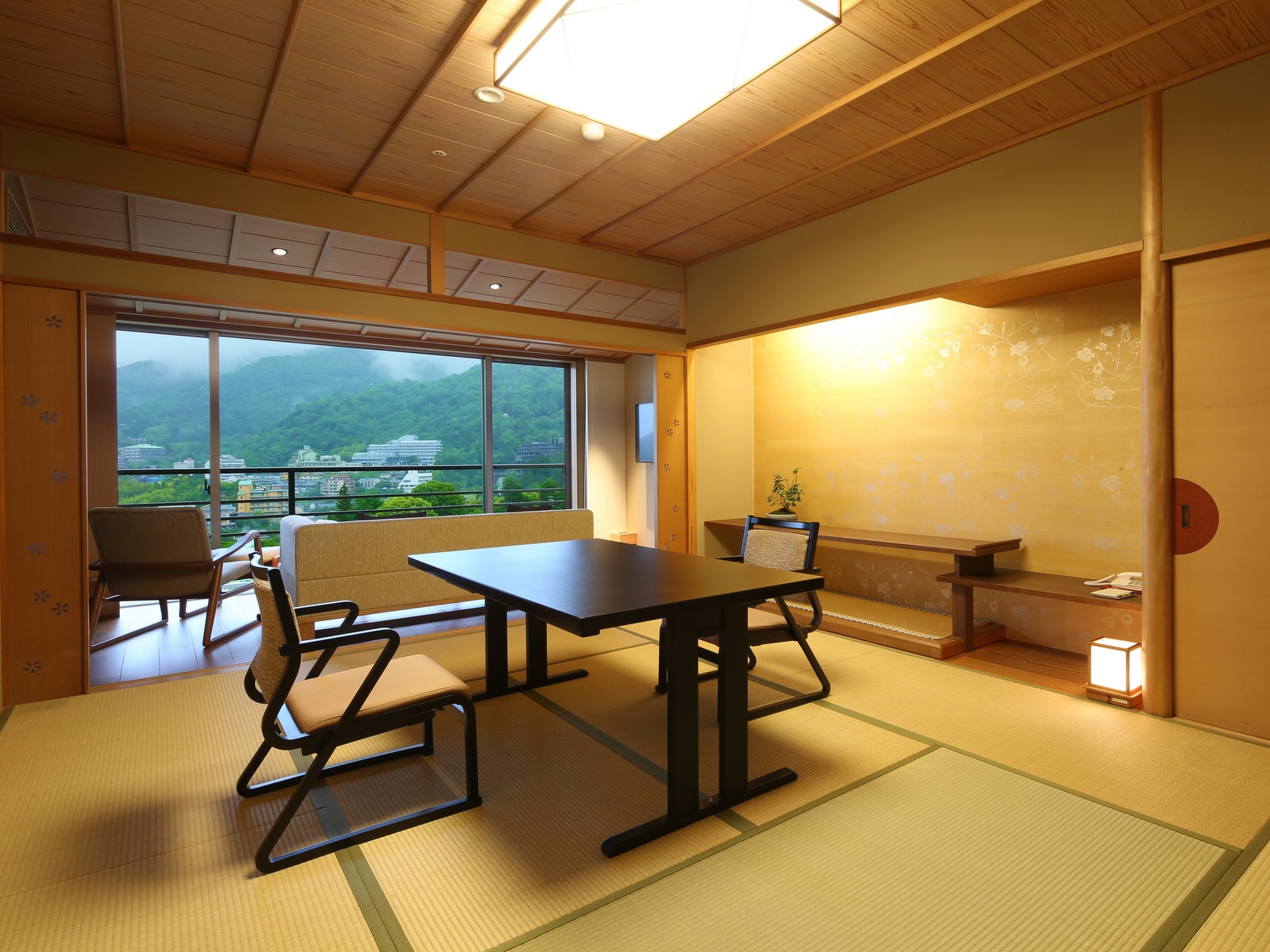 [Central building 5-8F: Japanese-style room] A 10 tatami mat Japanese-style room where you can relax.