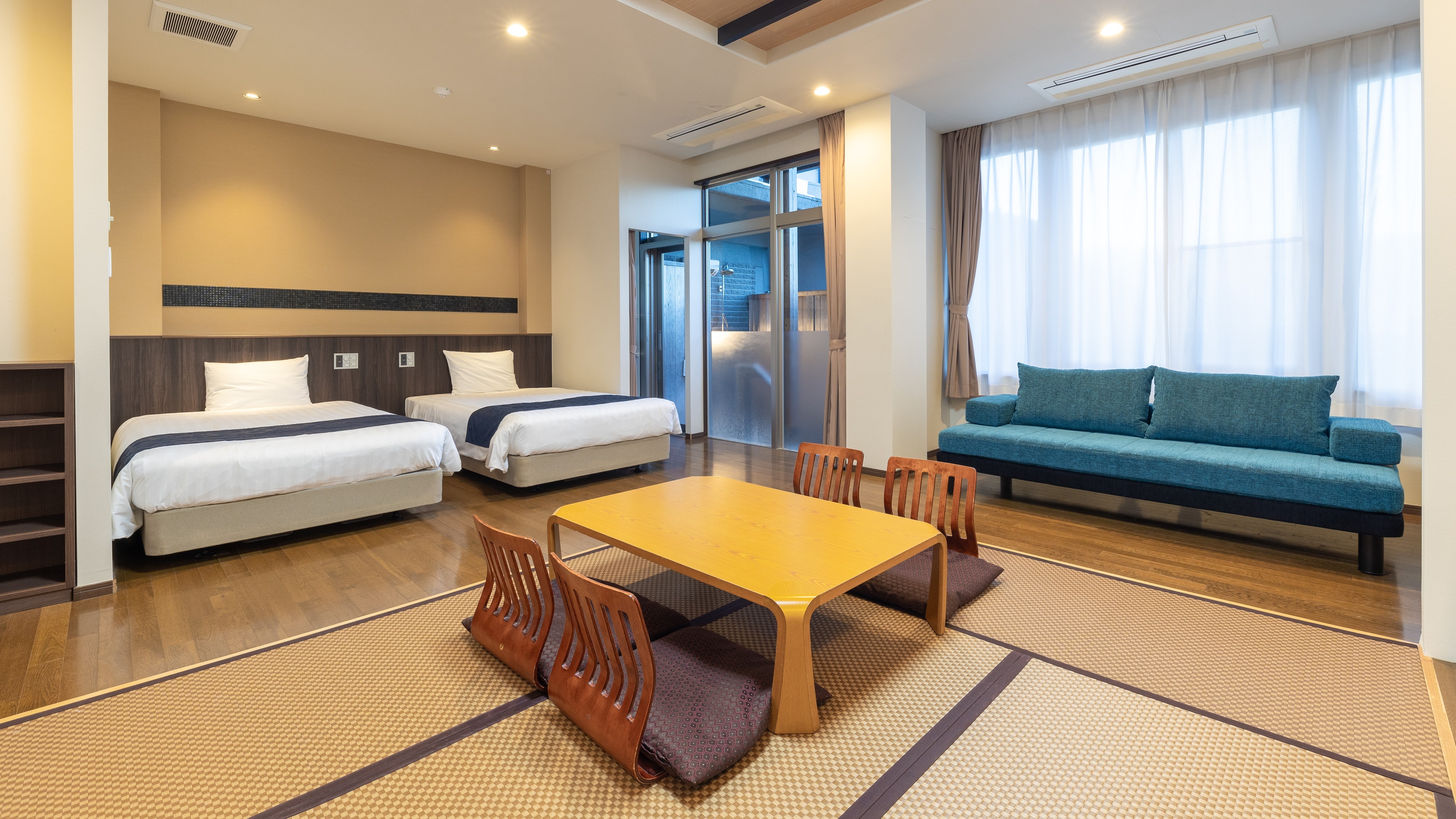 [Example of a Japanese-Western room with an open-air bath] *You may also be given a separate type room.