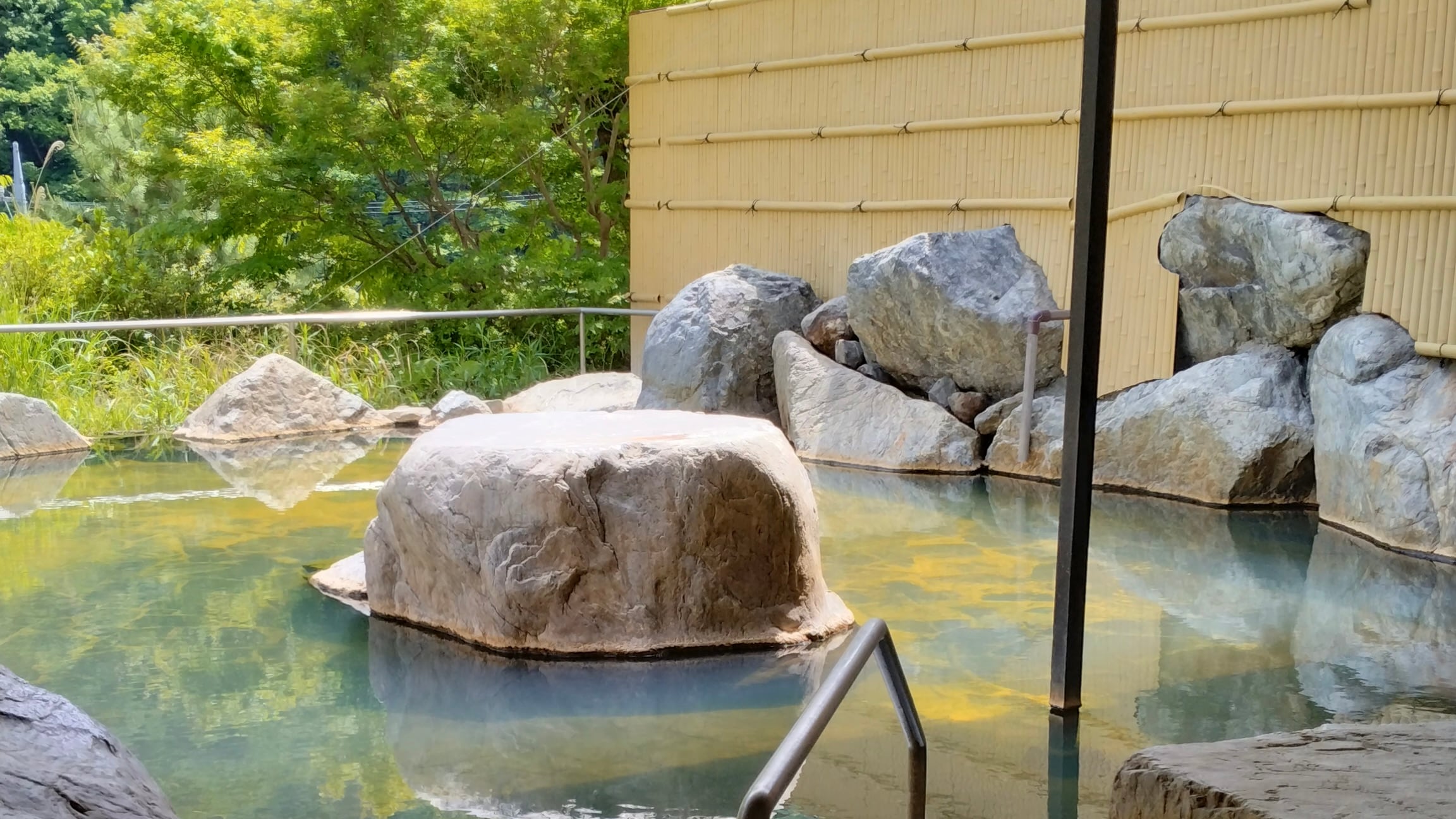 อ่างอาบน้ำกลางแจ้งโออิวะ