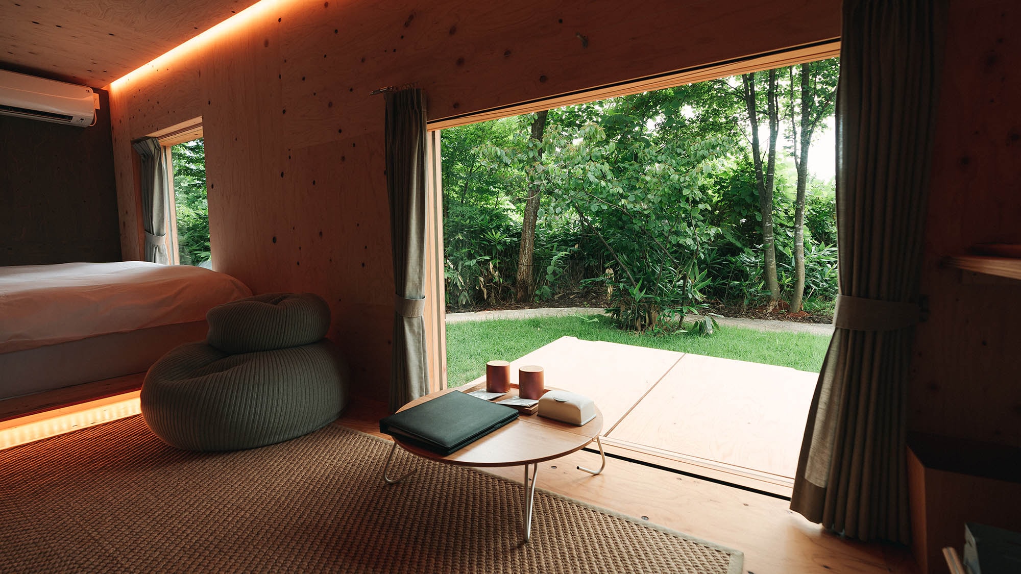 ・[Living Box] Một không gian được Kengo Kuma và Snow Peak cùng phát triển, tập trung vào mối quan hệ giữa không gian trong nhà và ngoài trời.