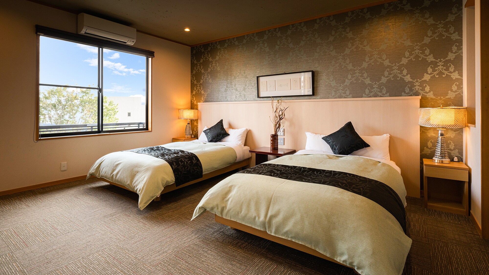 ◆ Oka no Sou ◇ Japanese-Western style room "Thistle" ◆ Between Japanese-style room and Western-style room. Recommended for group trips