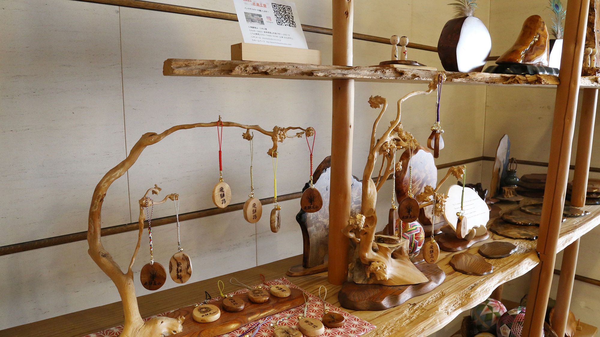 [Lobby] Hida woodcarvings, featuring warm and delicate techniques, gently decorate the hotel.