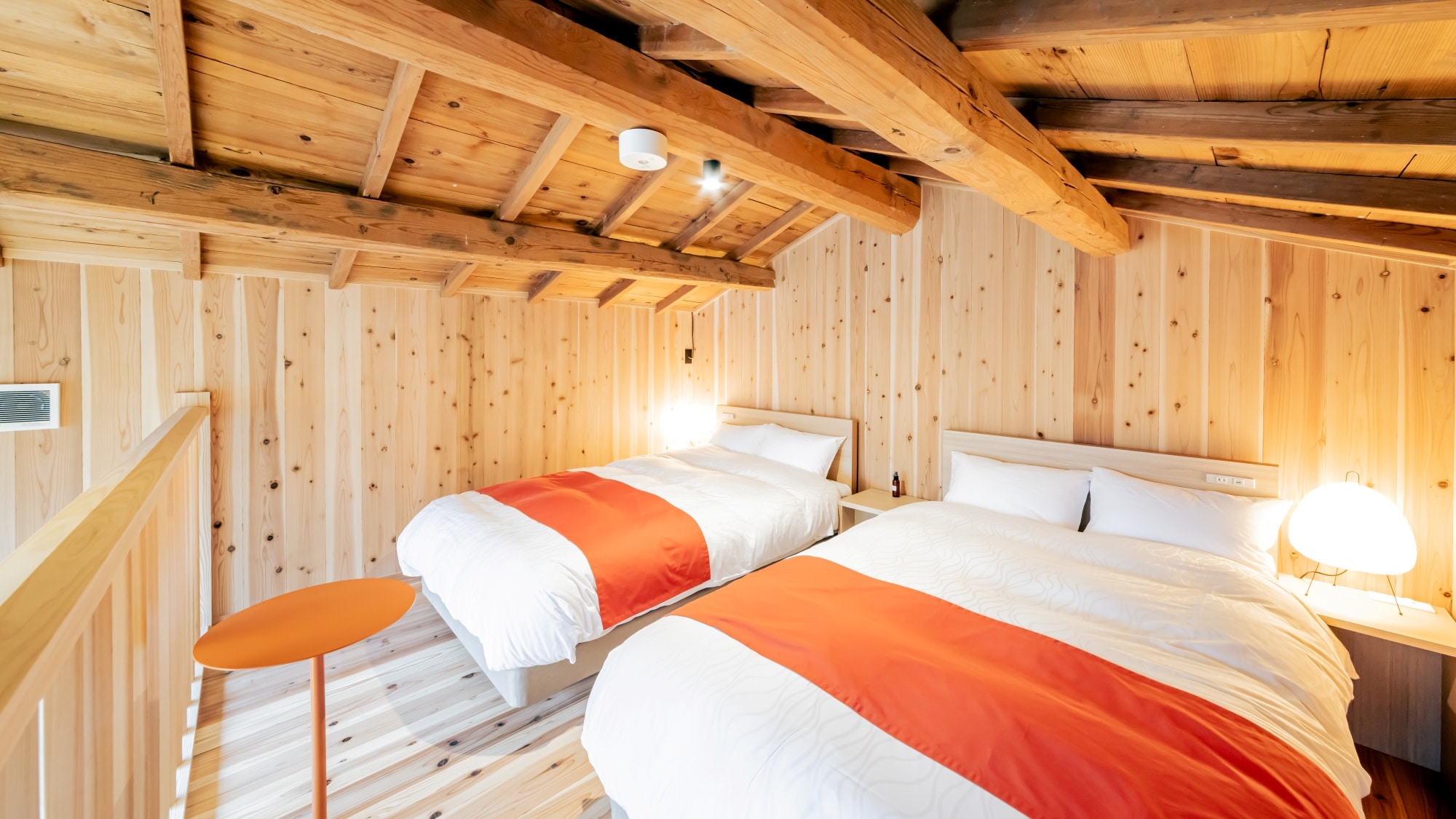 [Hotaru-bi Building/Storehouse] Bedroom. There are two semi-double beds for a comfortable sleep.