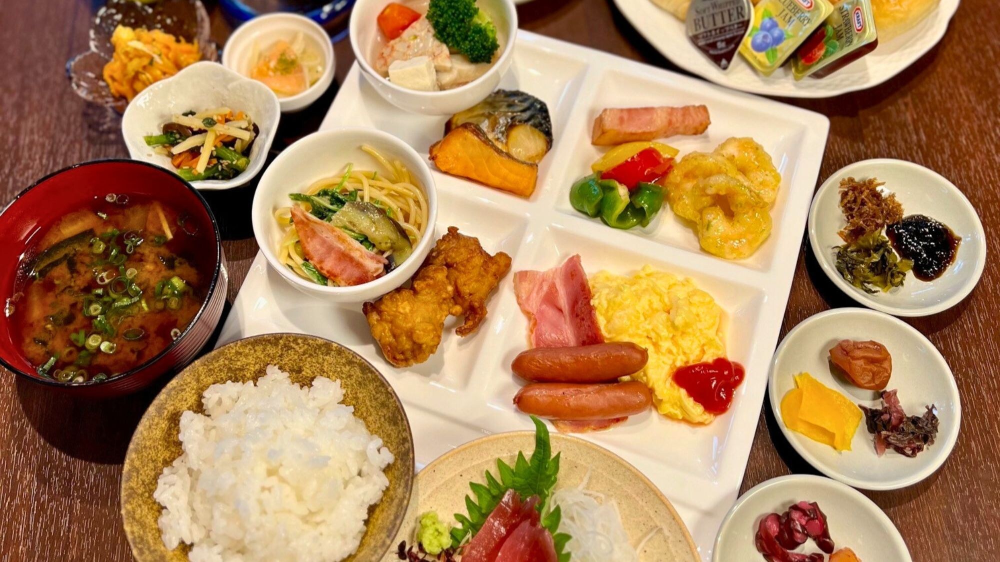 [餐厅/kariyun] 丰盛的经典西式菜肴，如炒鸡蛋和培根。