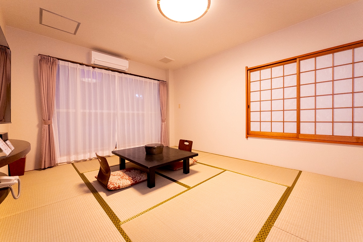 Japanese-style room (10 tatami mats) with bath/guest room