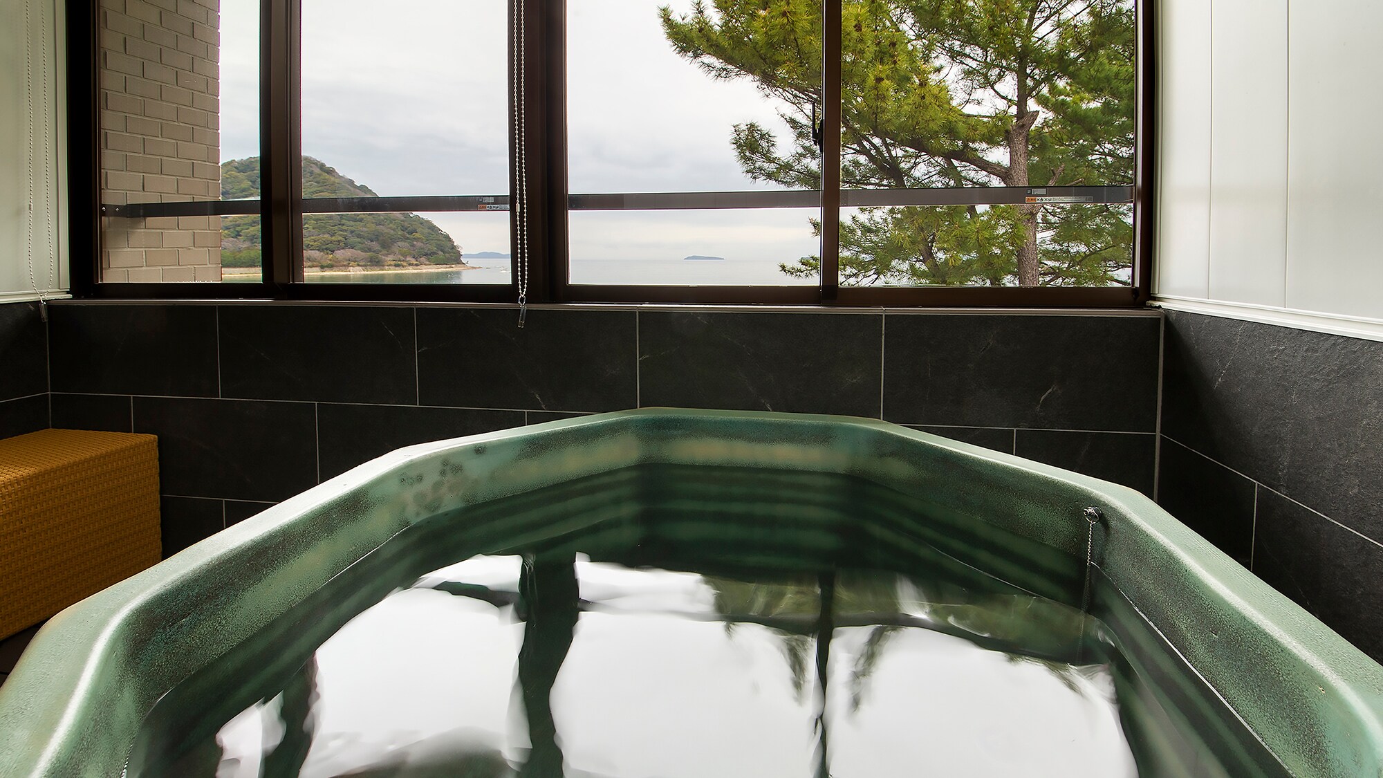 [Deluxe Japanese-Western room with semi-open-air bath] [Semi-open-air bath]
