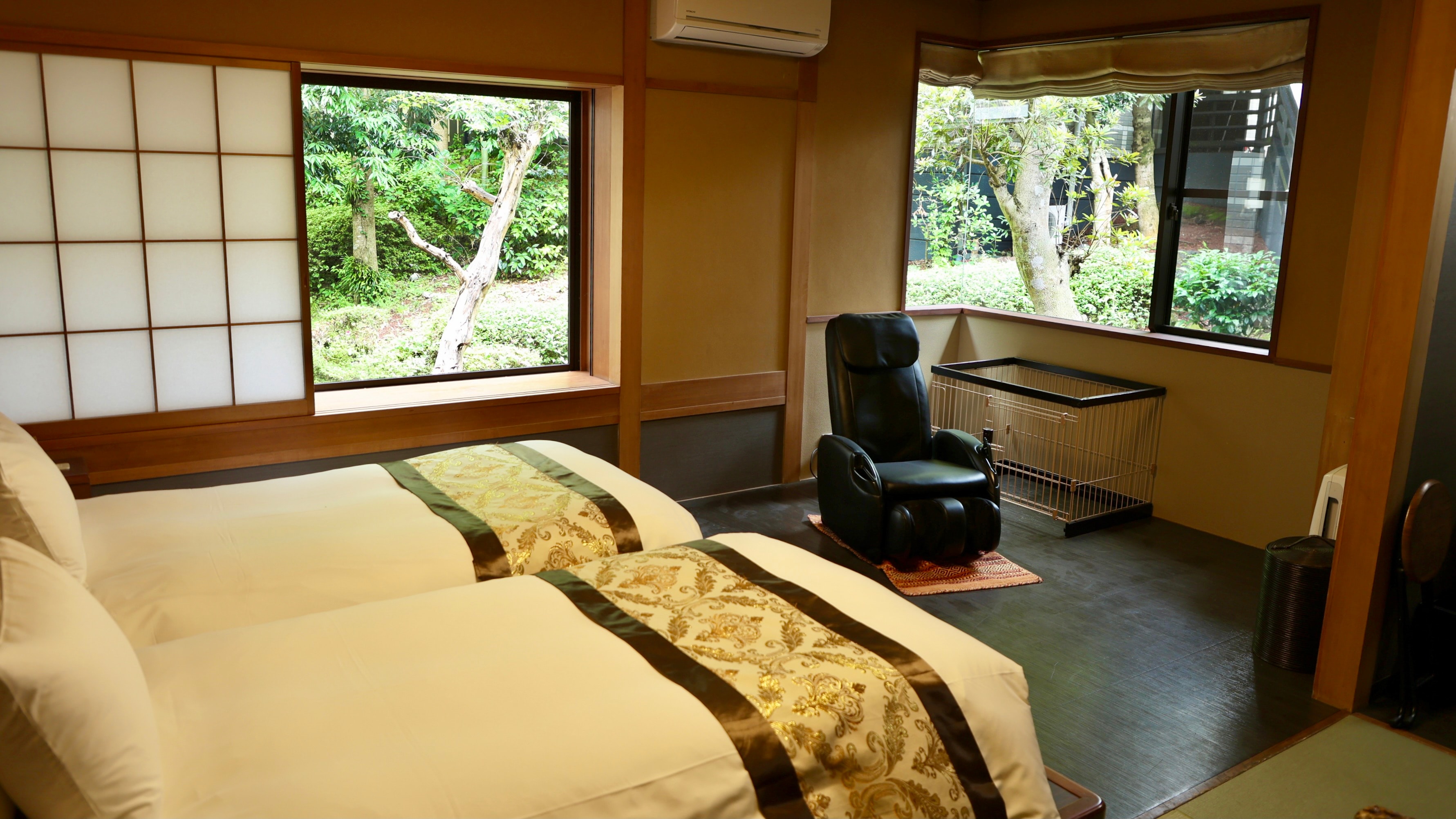 Japanese-Western room with twin beds