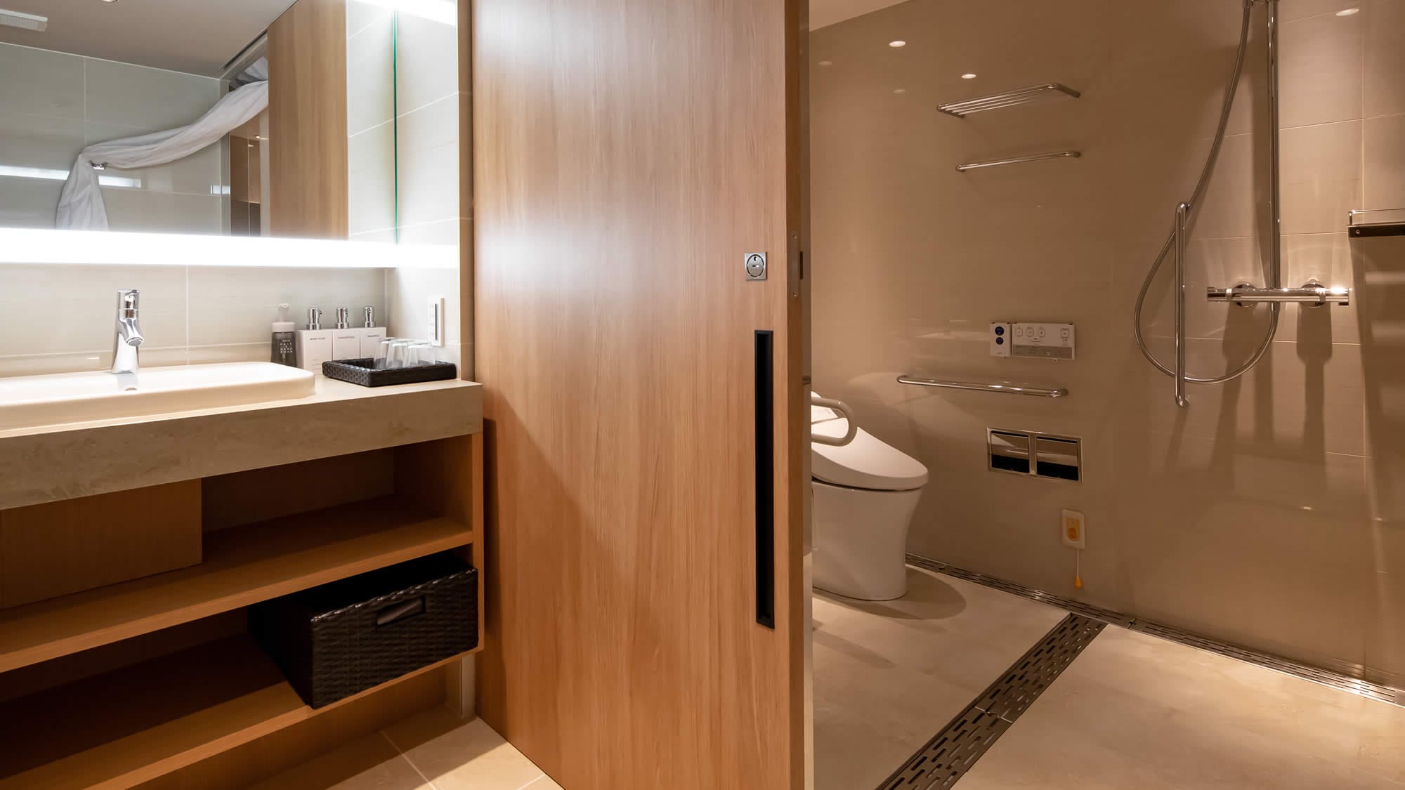 Universal Twin Bathroom