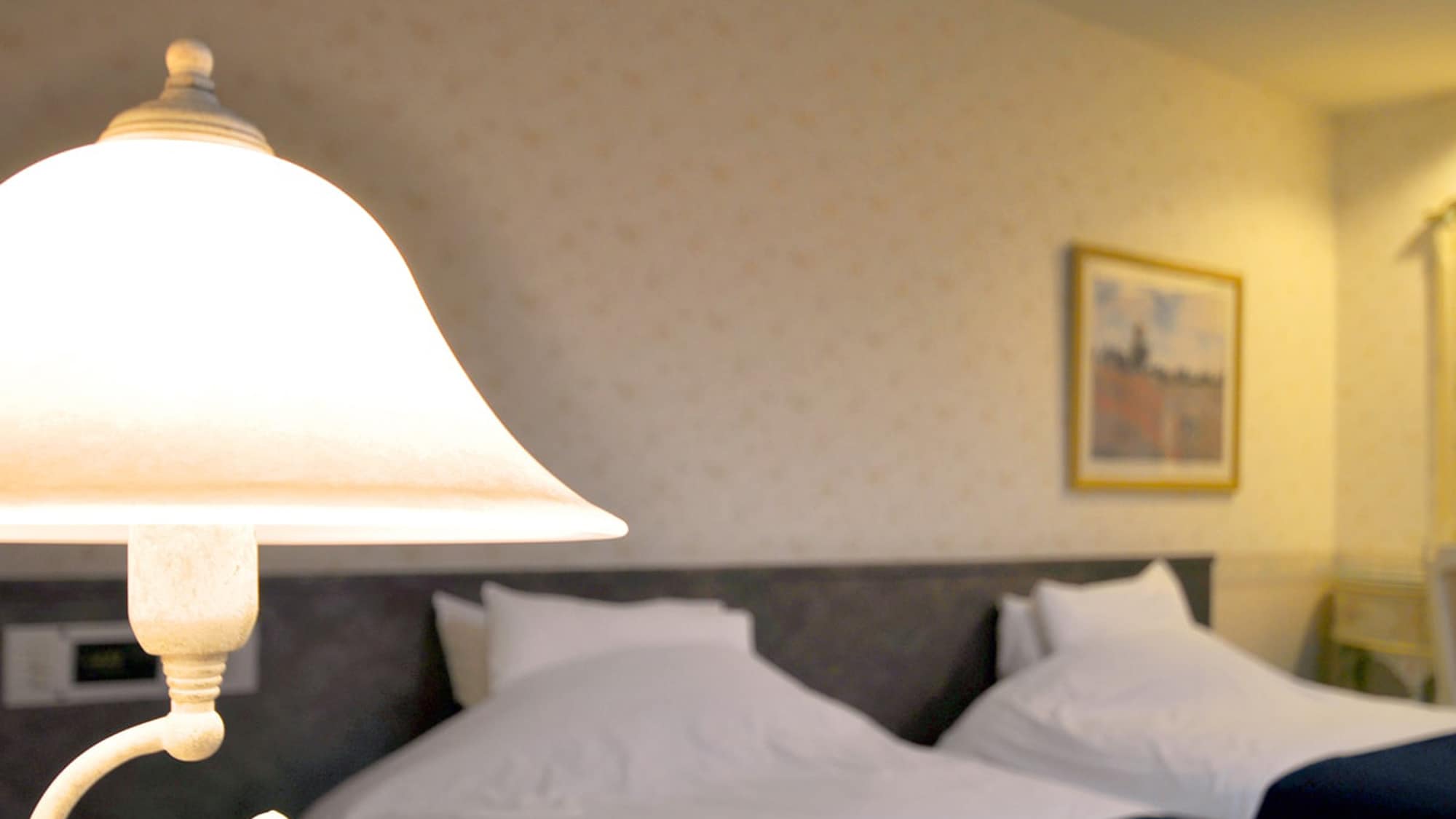 [Deluxe Room] The gentle light of the lamp will guide you to a world of dreams.