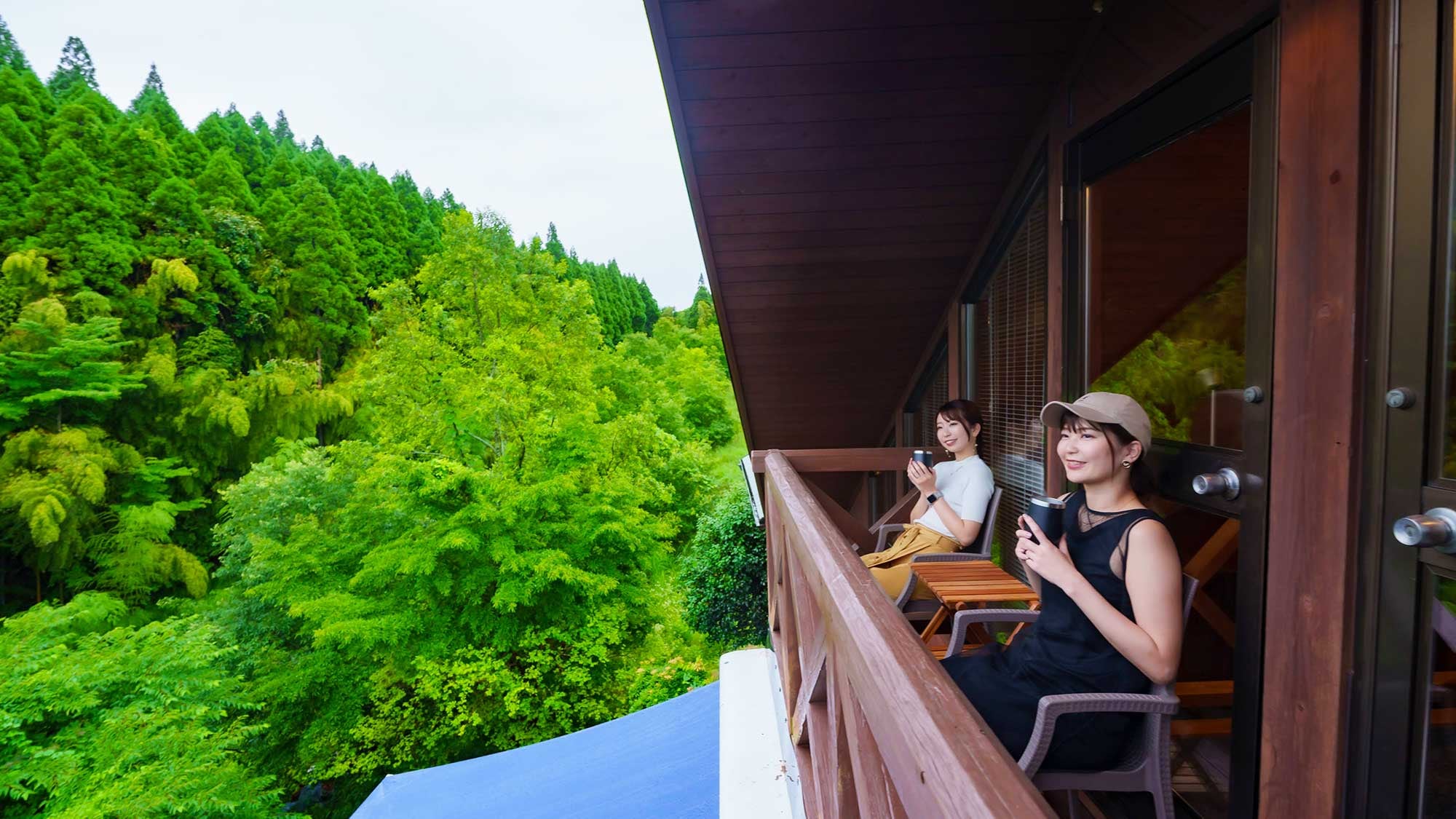 【露露露台】位于山顶，可在露台上欣赏开阔的景色。
