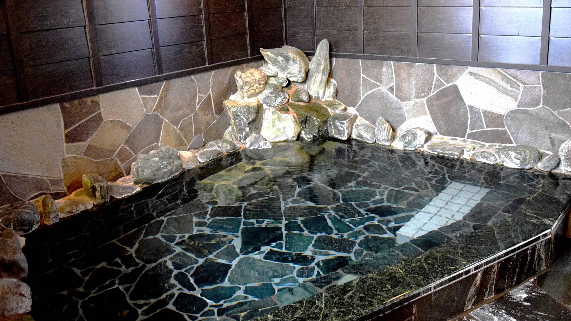 ・ It is a natural hot spring that flows directly from the source.