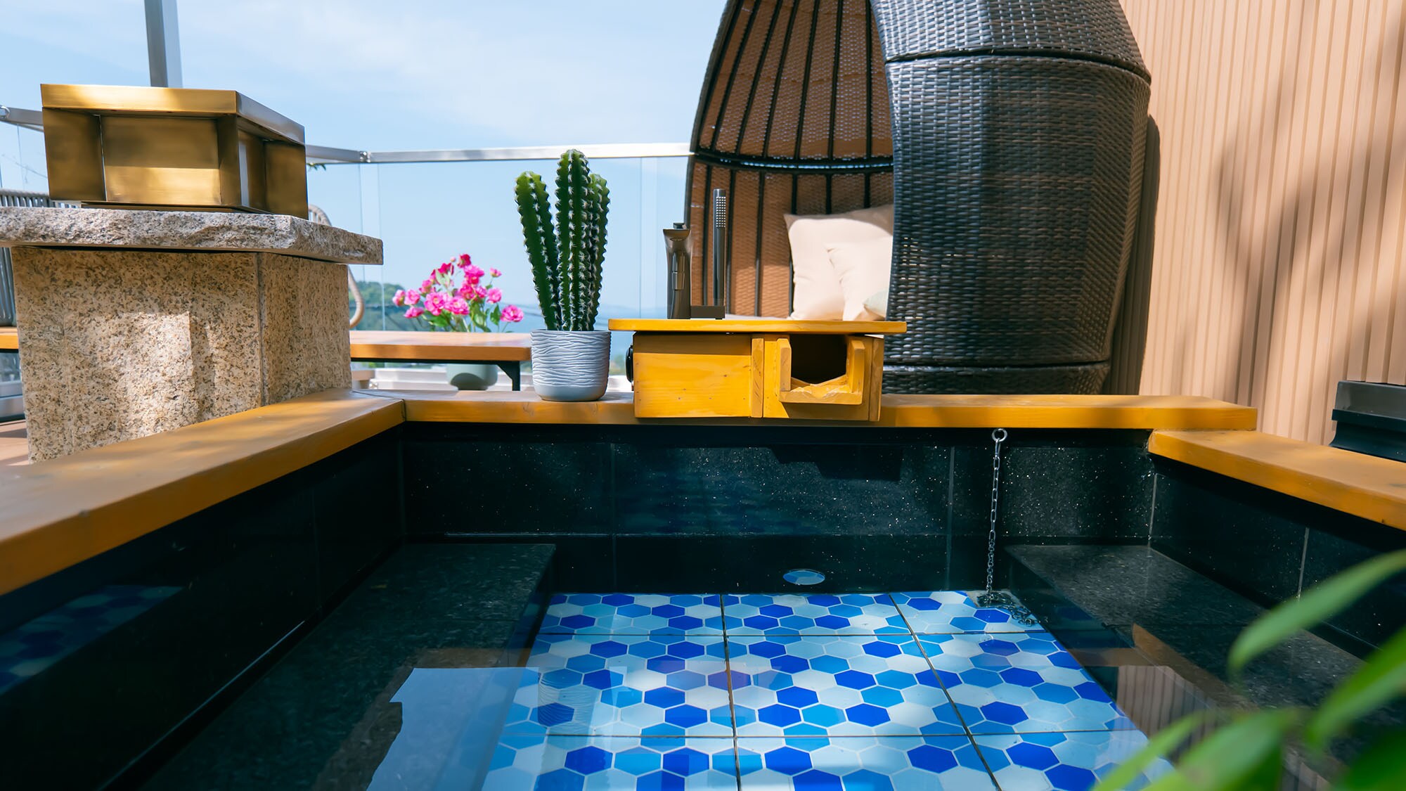 ・【豪華套房：花園】從露天溫泉浴池可以眺望真鶴海。