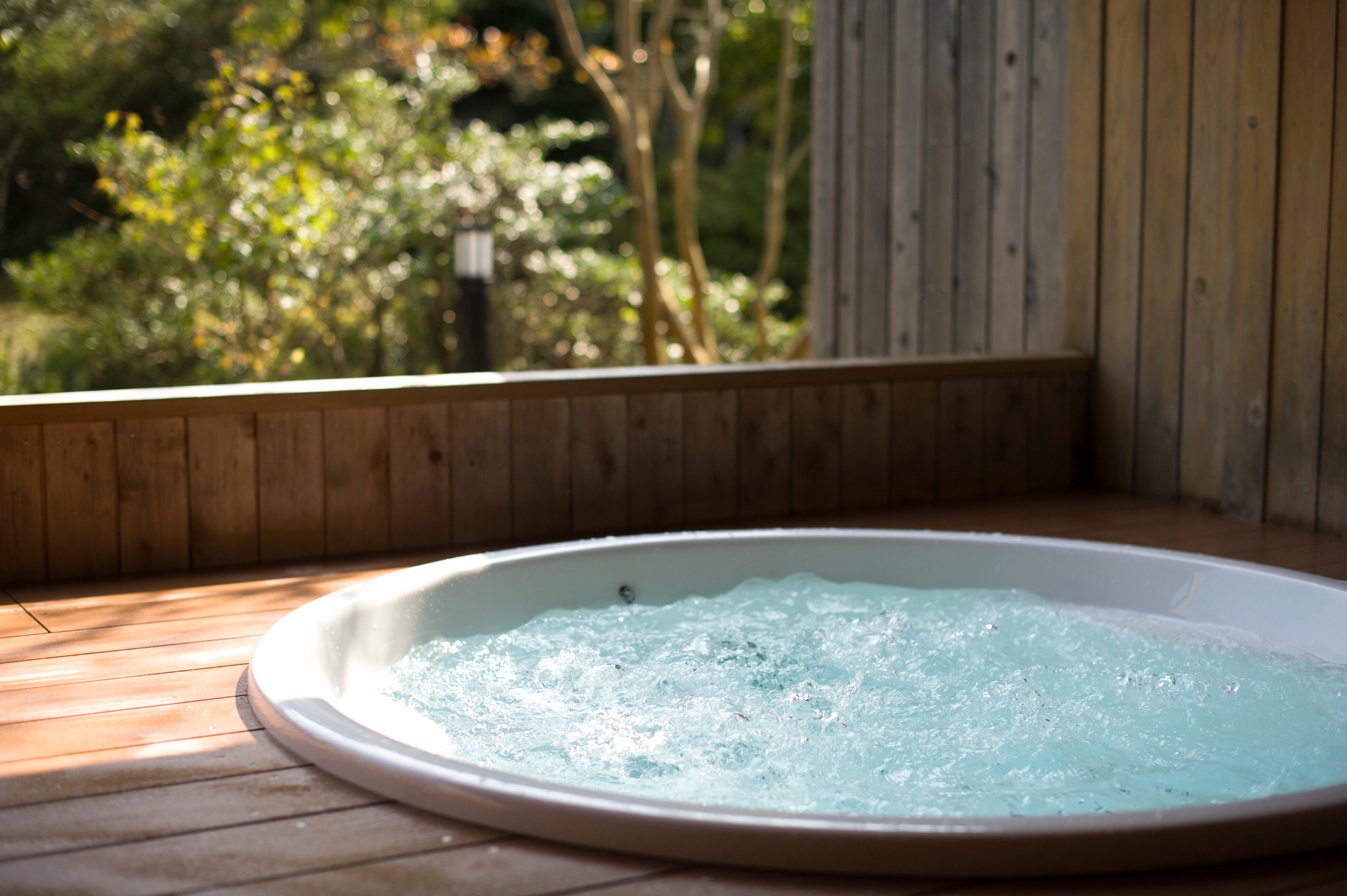 Japanese-Western style jacuzzi with open-air bath