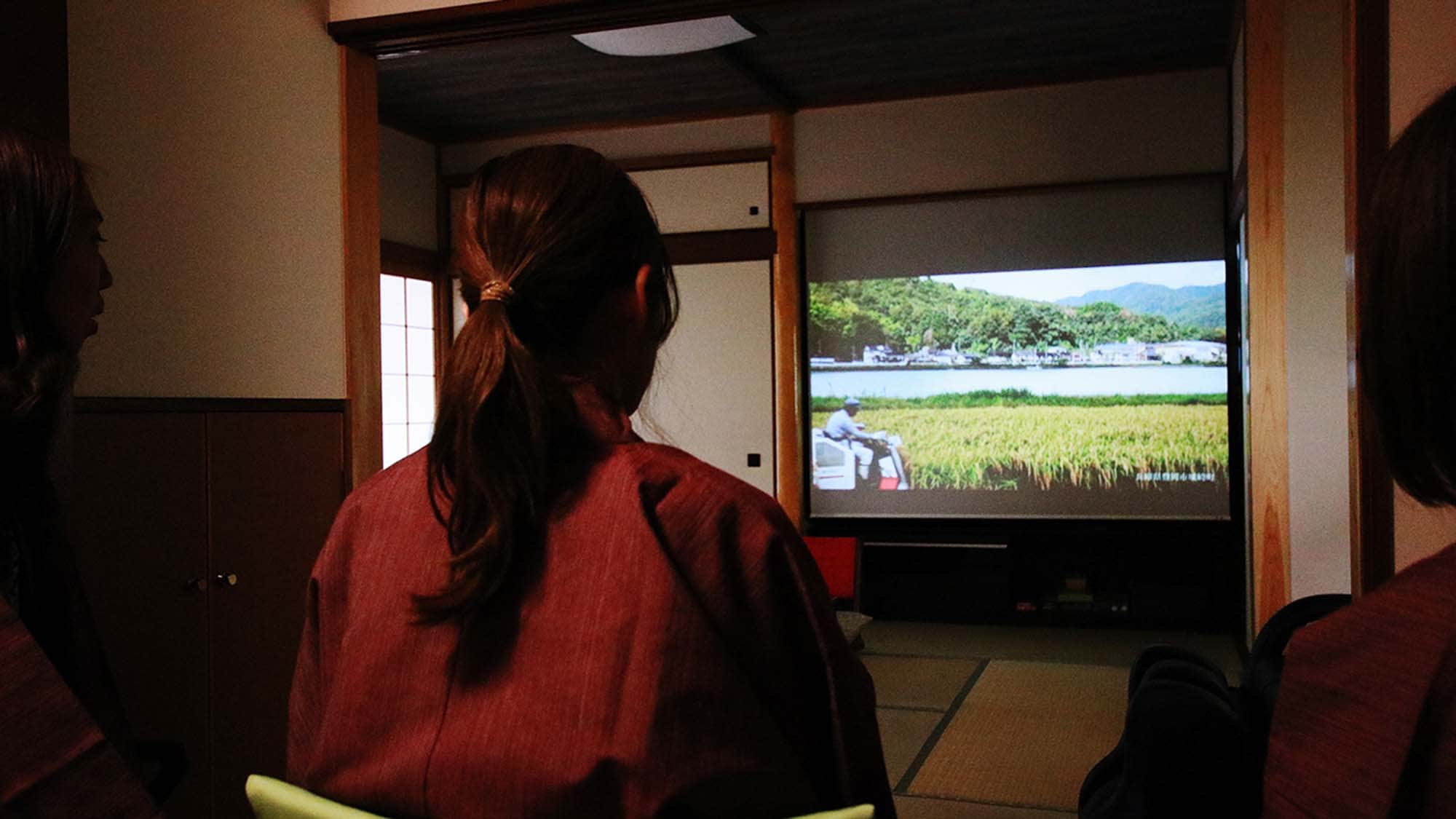 ・ A large electric screen and projector that automatically descends are installed in the Japanese-style room on the first floor.