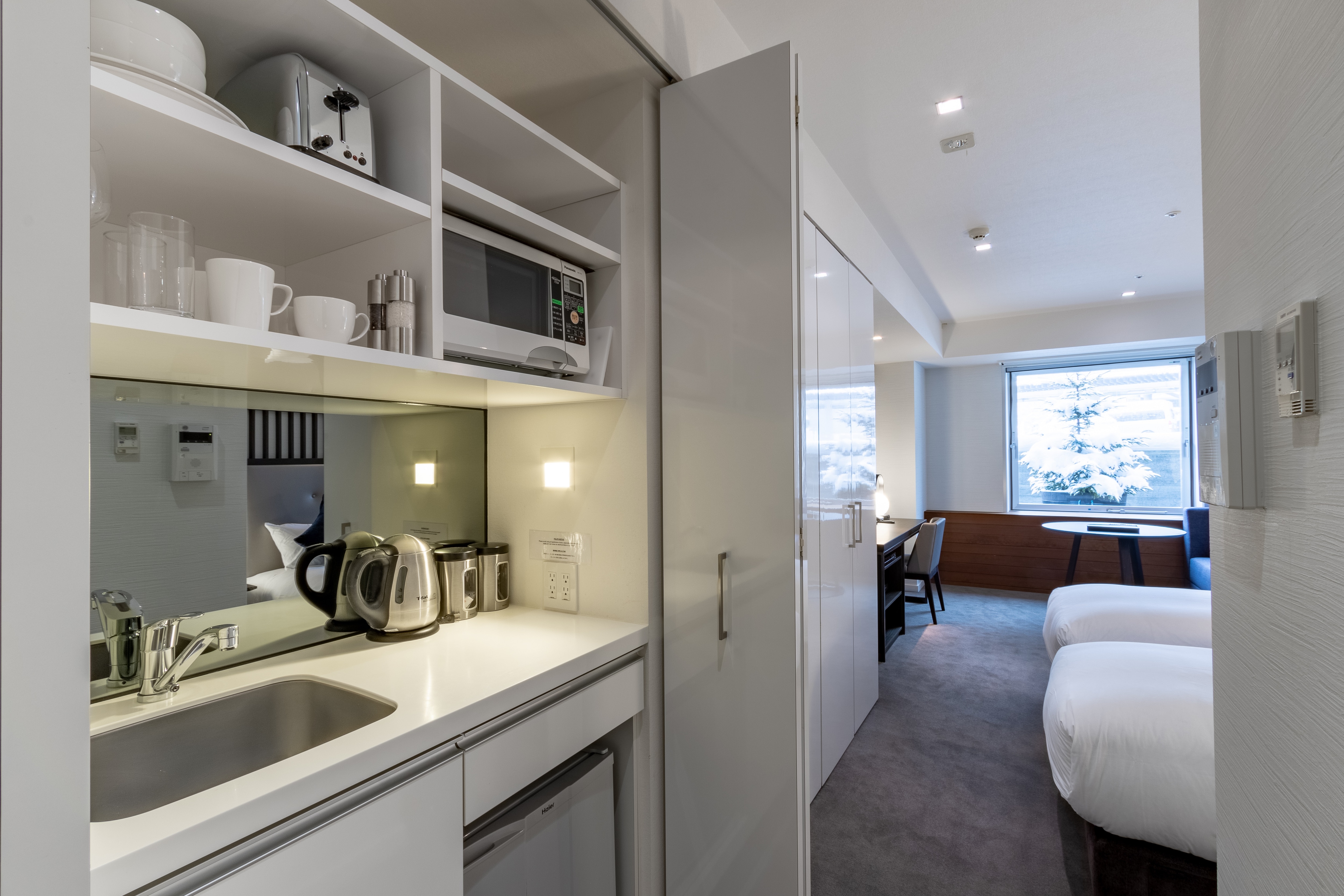 Hotel room with simple kitchen (no gas or induction)