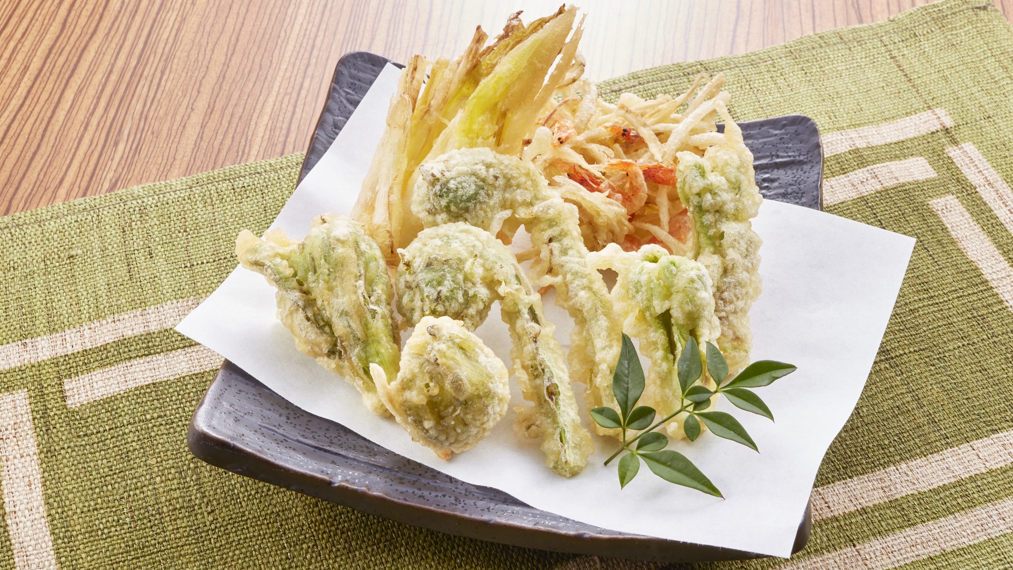 一道用新鲜时令蔬菜轻炸而成的菜肴，散发着时令的香气（*图片）