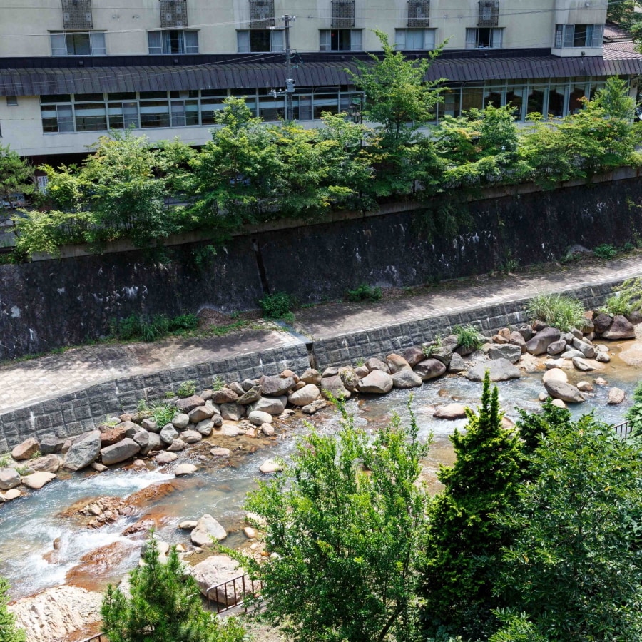 從高處俯瞰荒川流淌