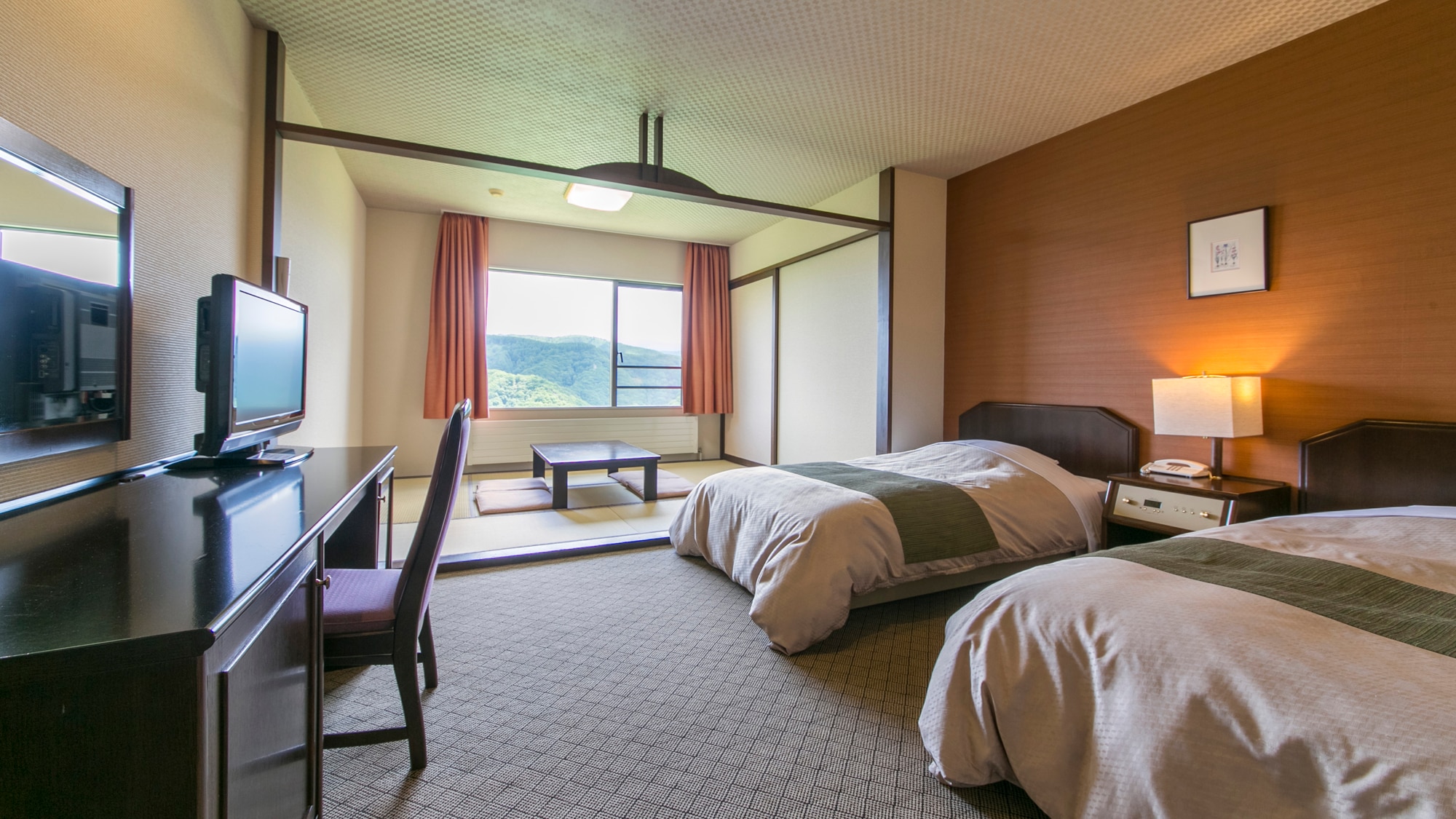 [Rooms] Japanese and Western rooms / 40㎡ / Capacity 1-5 people / 2 beds + 3 futons