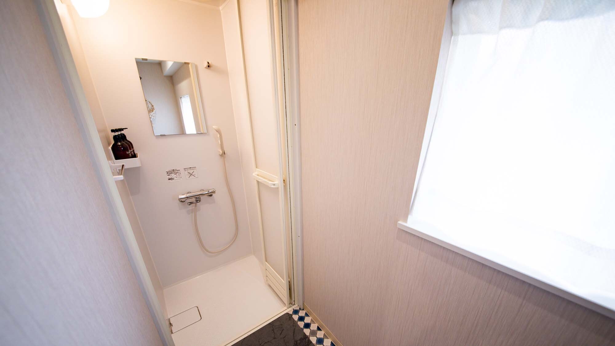 ・[Unisex] Shower room with shampoo, conditioner and body soap