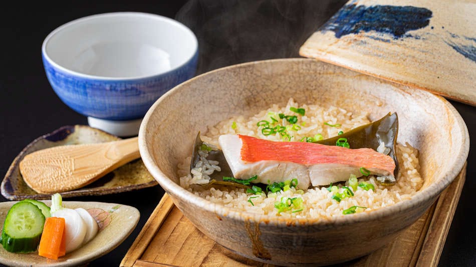 The red snapper rice cooked in a clay pot is a dish that can only be enjoyed at Hanasato.