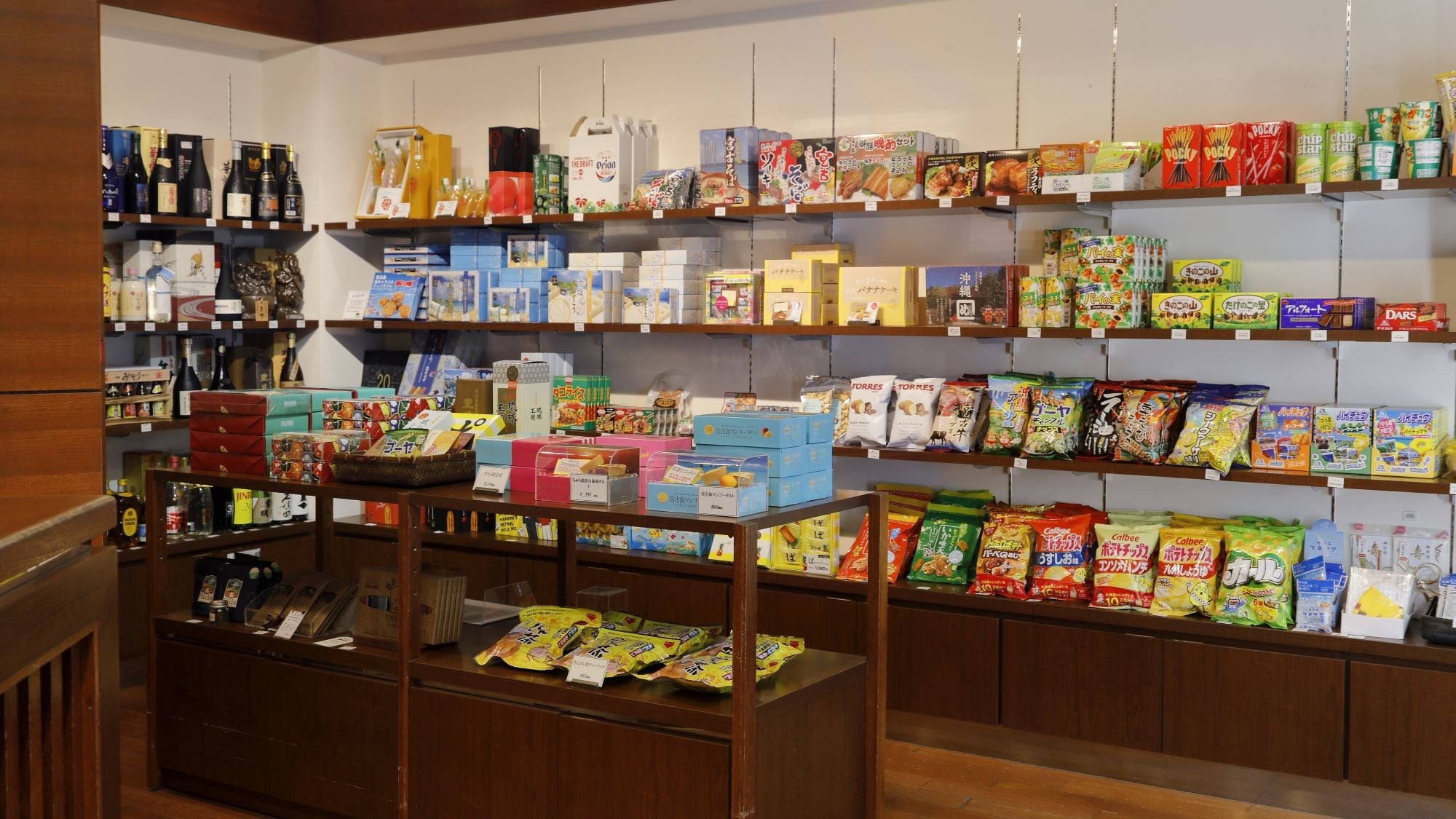 [Allamanda Boutique] We also offer sweets, light meals, and alcohol that you can enjoy in your room.