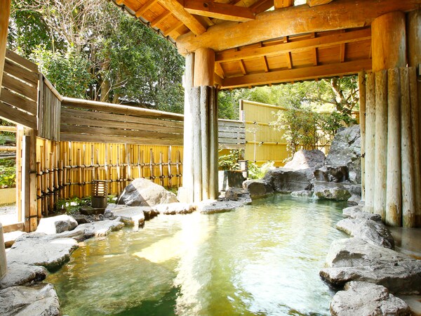 男士公共浴池（露天浴池）&helip; 100% 自由流動的水源，周圍環繞著綠色植物和岩石