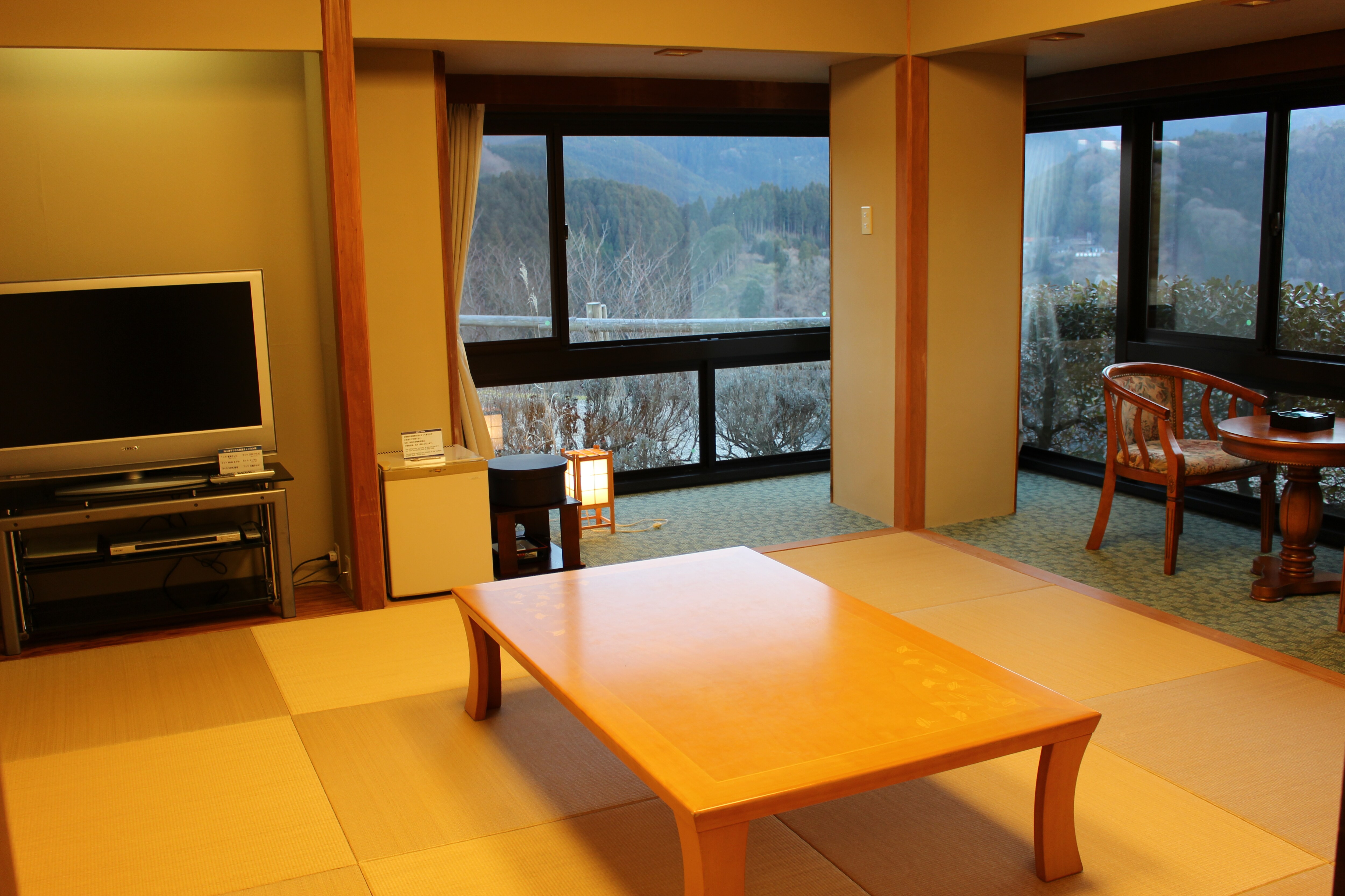 A Japanese-style corner room where you can enjoy nature to the fullest (No smoking indoors from April 2021)