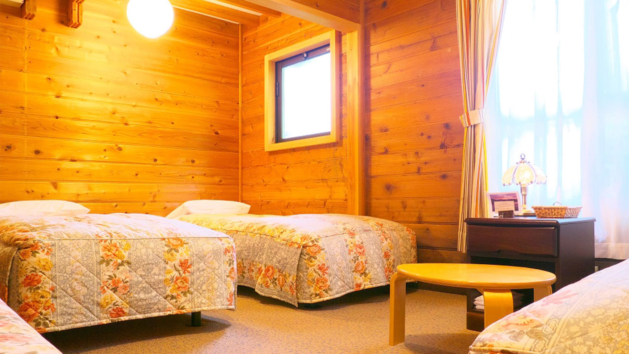・ [Woody quadruple room] Enjoy the seasonal forest from the window of the room.