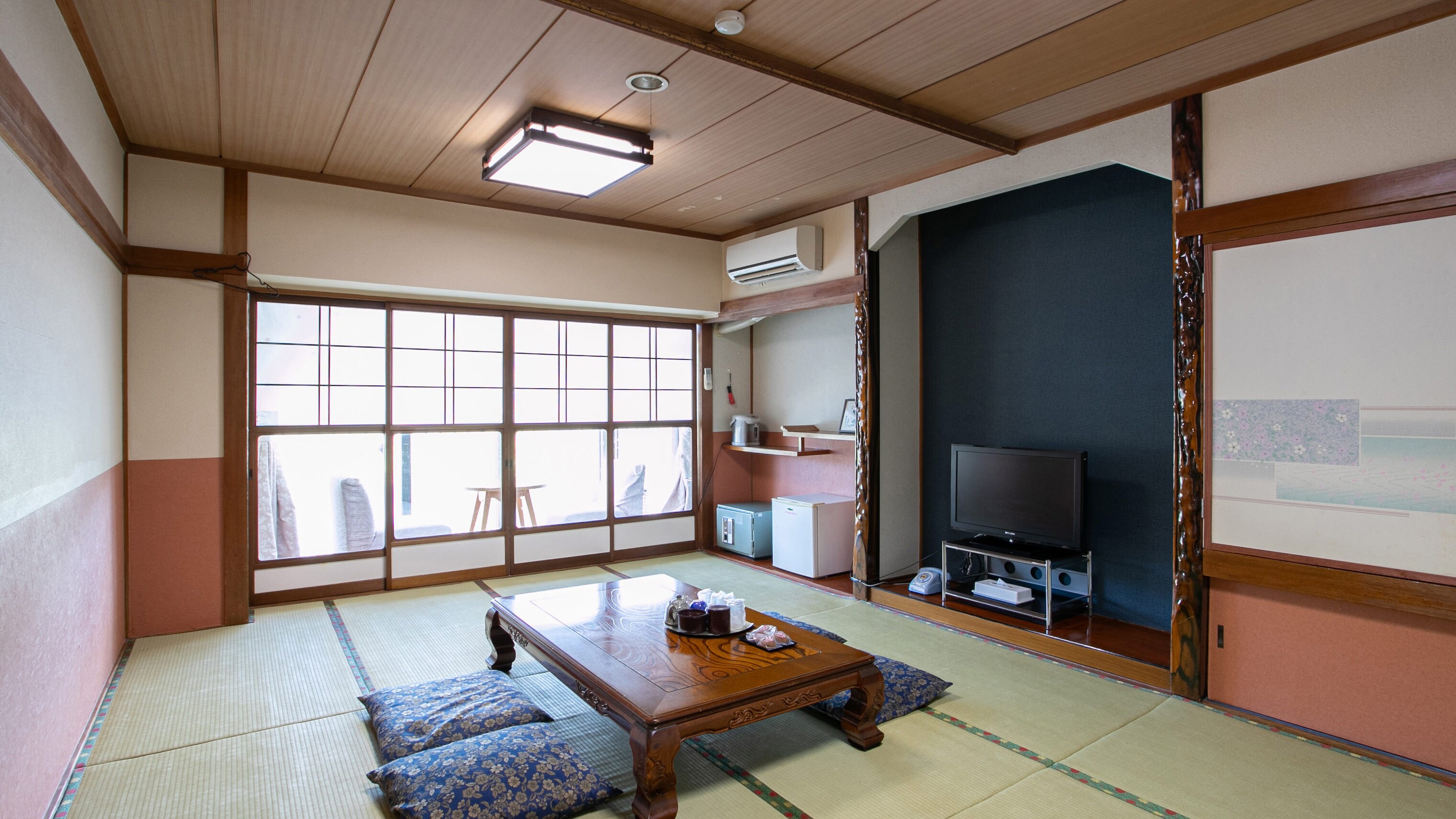 [Non-smoking] Japanese-style room (with toilet and shared bathroom)
