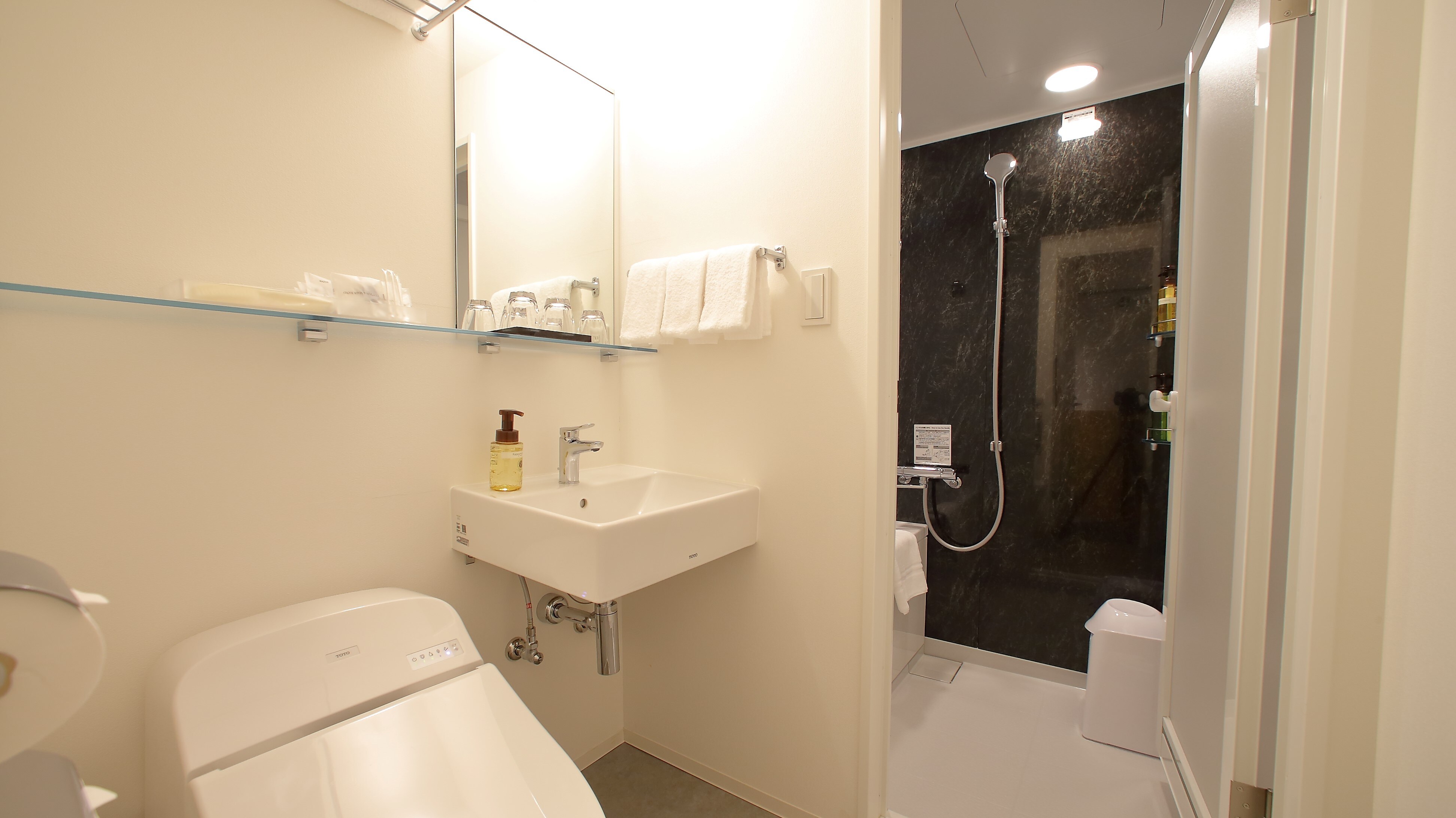 Kamar mandi triple oriental dan toilet terpisah