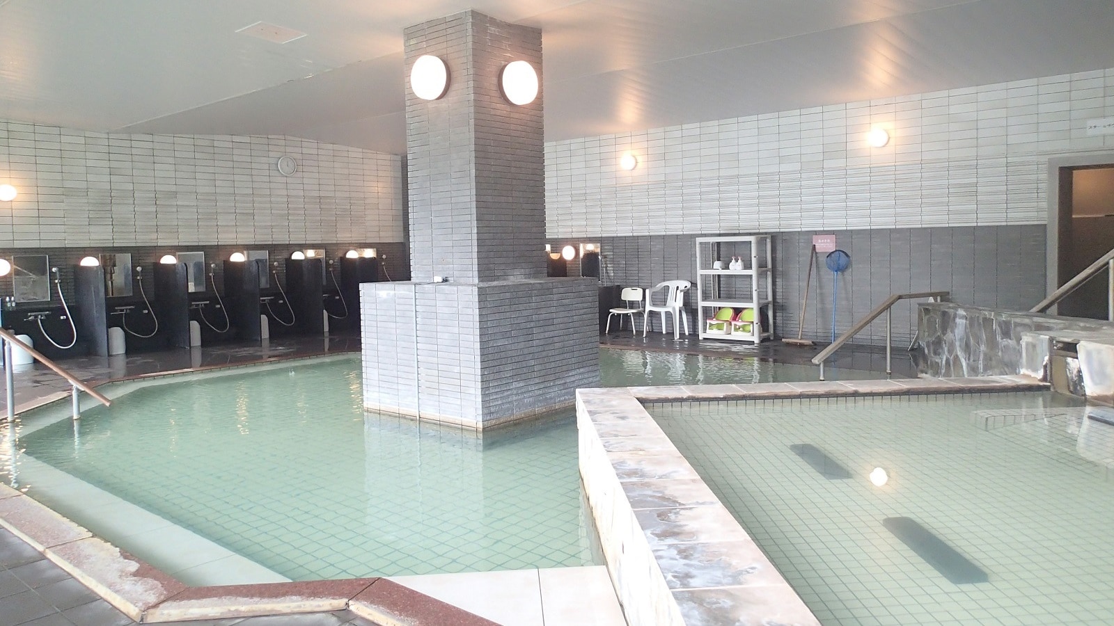 [Large public bath] There is also a sleeping bath in the middle of the three-tiered bath tub.