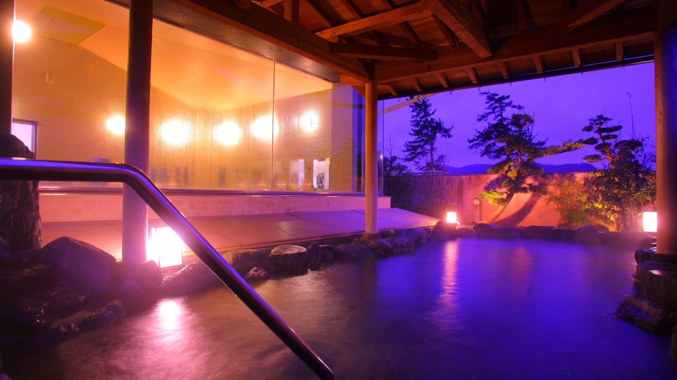 Large communal bath, open-air bath