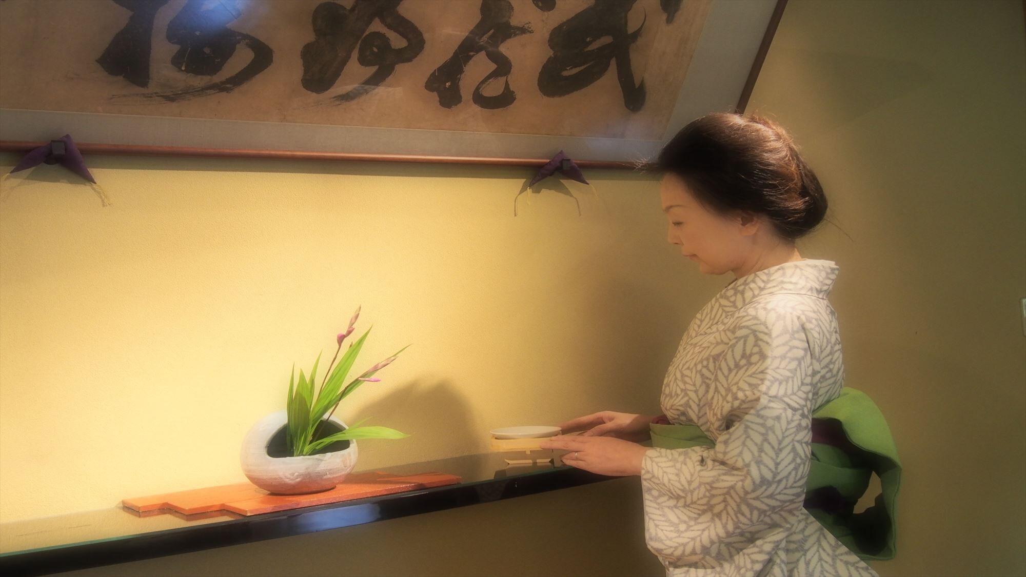 เจ้าของจะต้อนรับคุณที่ล็อบบี้ซึ่งมีแกนนอนของ "Musashinoro" โดย Yamaoka Tesshu แขวนอยู่