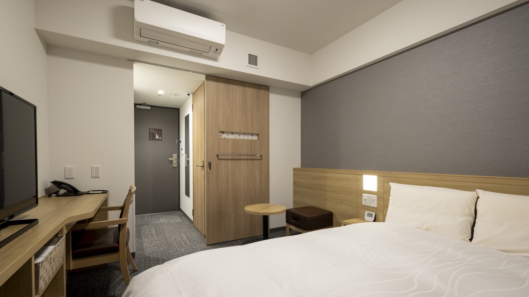 [Non-smoking] Double room approx. 16 to 17 square meters Simmons bed (140 & times; 205 cm)