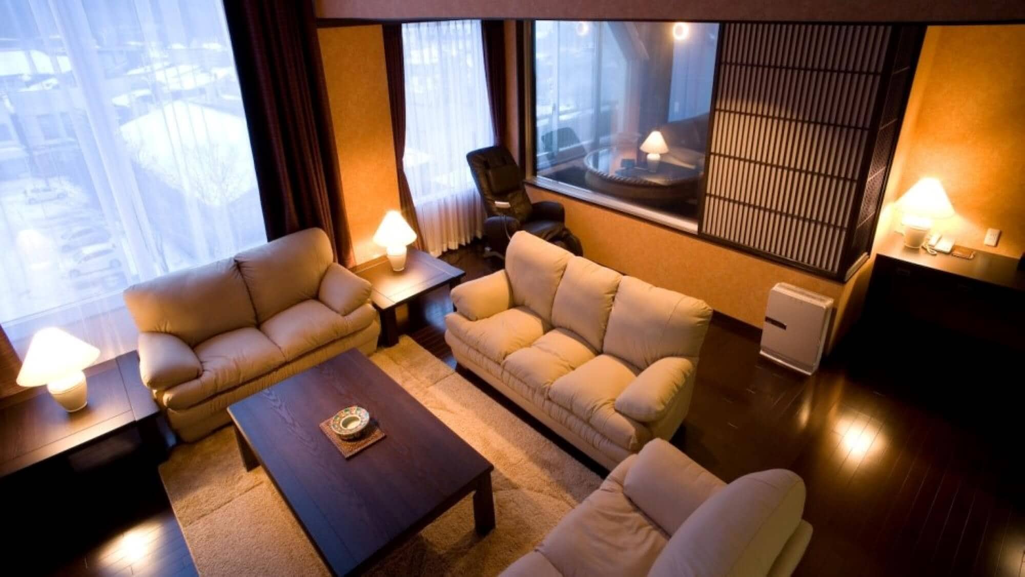 West Wing [New Wing] VIP room living room * The guest room open-air bath is not a hot spring. Please note.