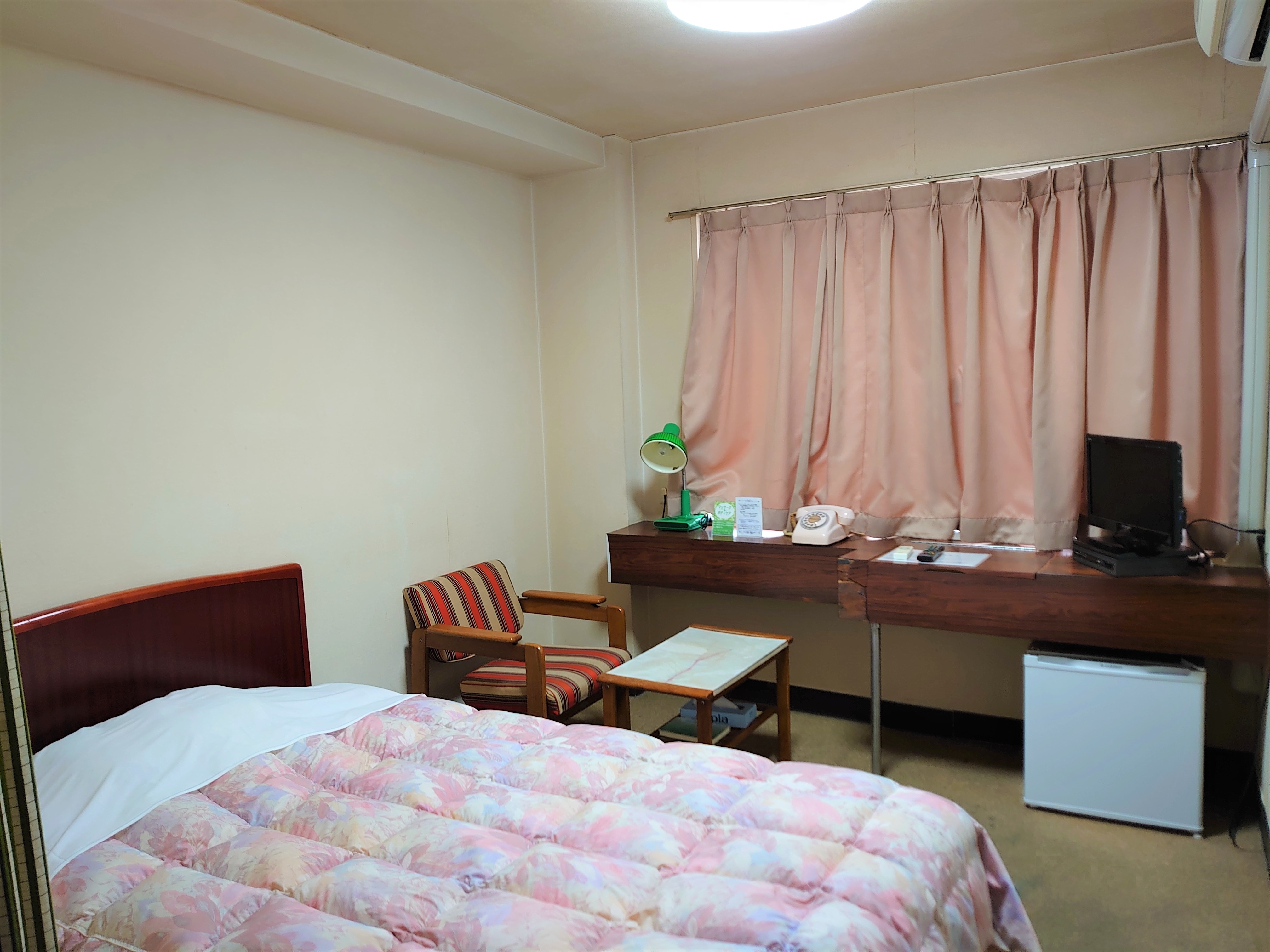 Single room with semi-double bed