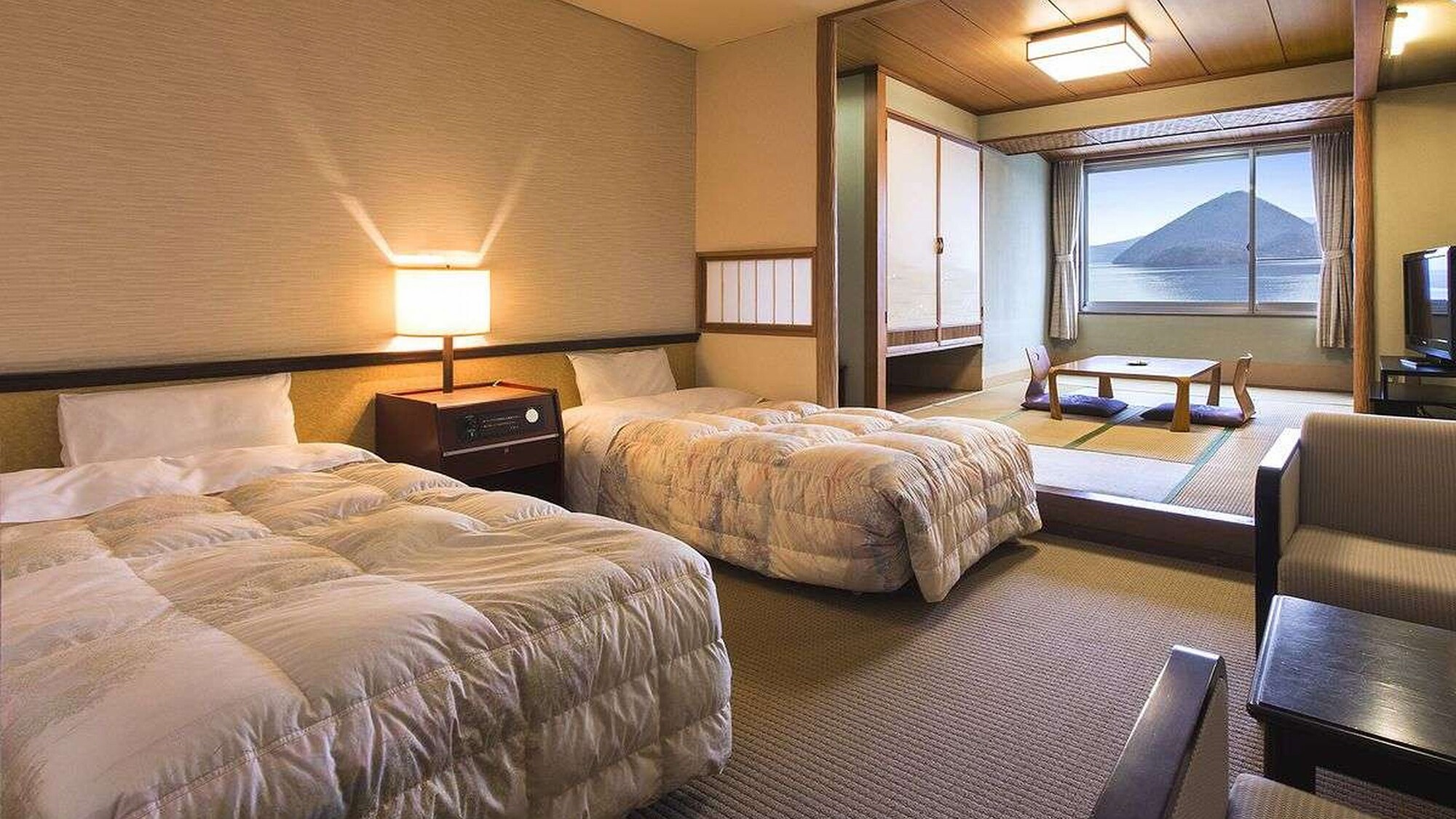 ห้องญี่ปุ่นและตะวันตกริมทะเลสาบ