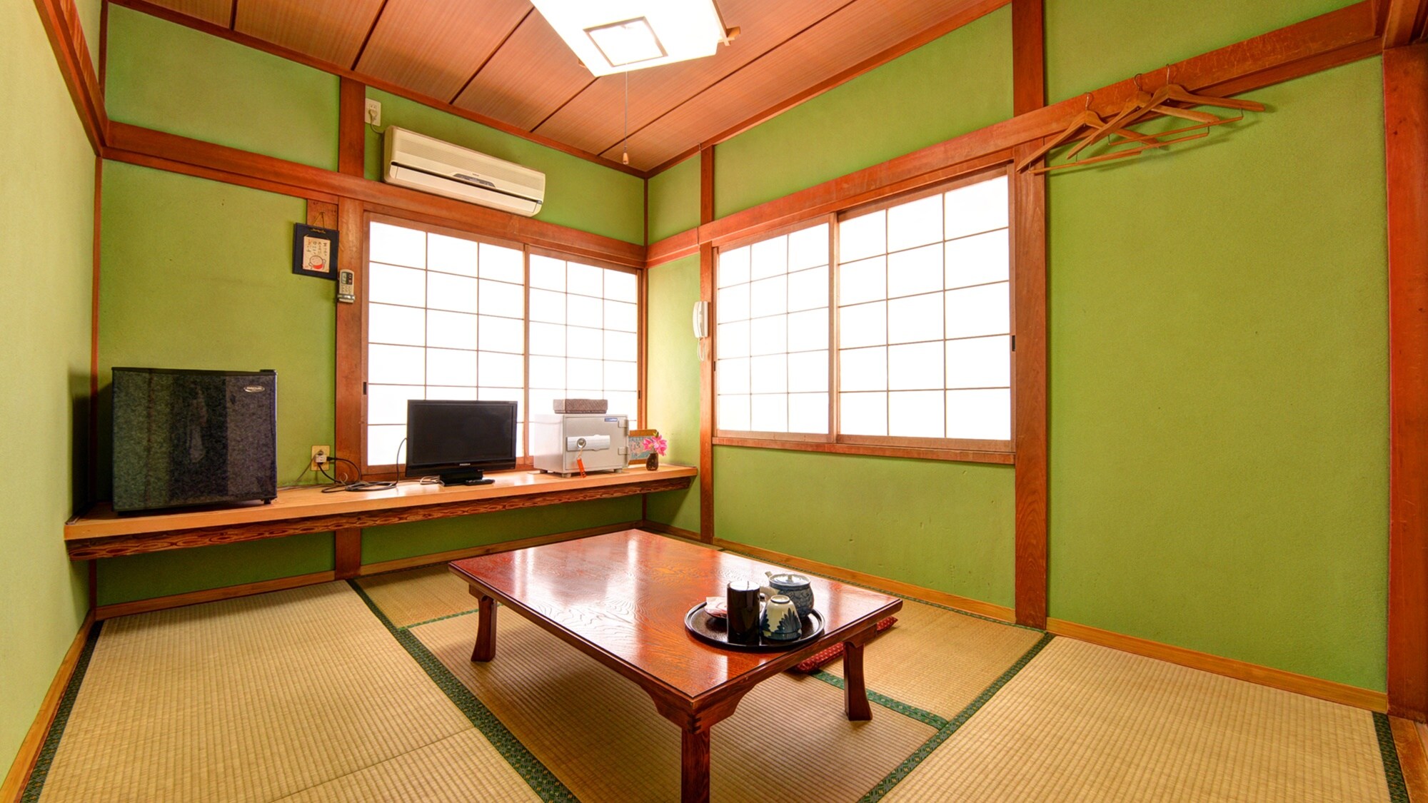 *Japanese-style room (6 tatami mats) (example of guest room)/A simple yet well-maintained room. Enjoy a relaxing island time.