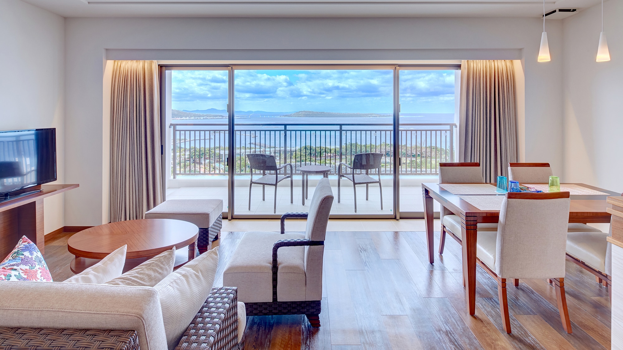 [Deluxe Room / Non-Smoking] Equipped with 4 beds, it is recommended for families and groups.