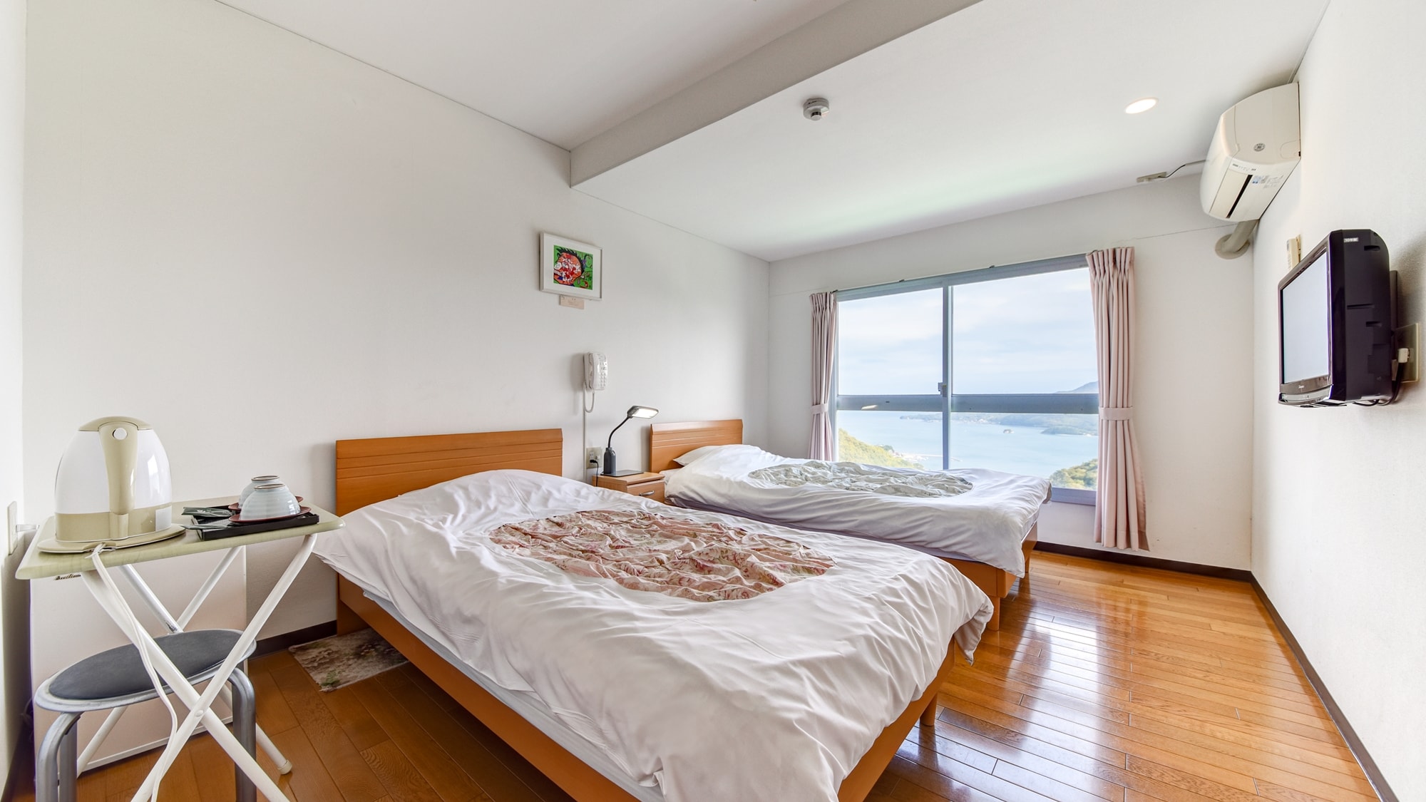 *Western-style room ◆ A Western-style room with two beds. You can enjoy the view of the Seto Inland Sea from the window.