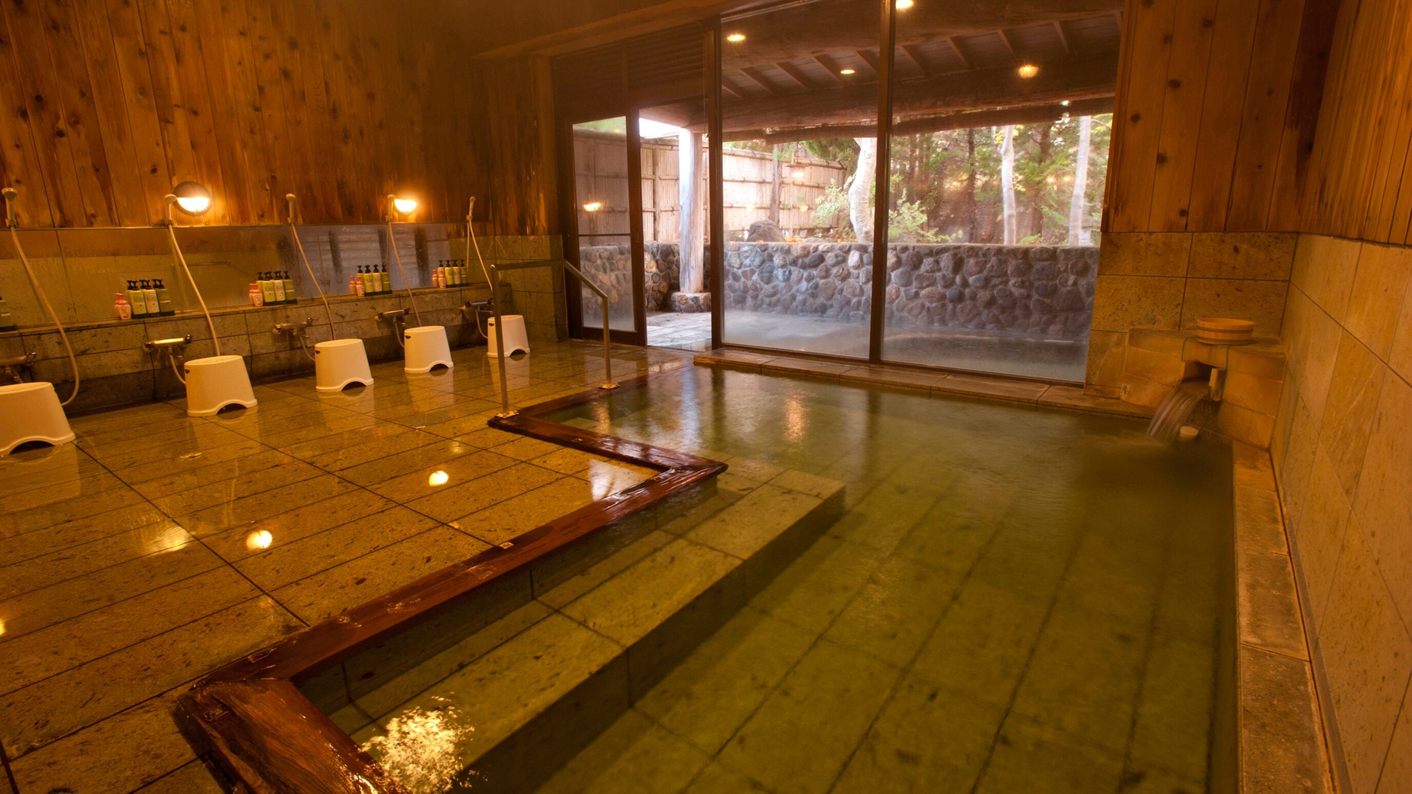 Ochiai Onsen's women's bath is a simple spring that is colorless and transparent and is said to have skin-beautifying effects.