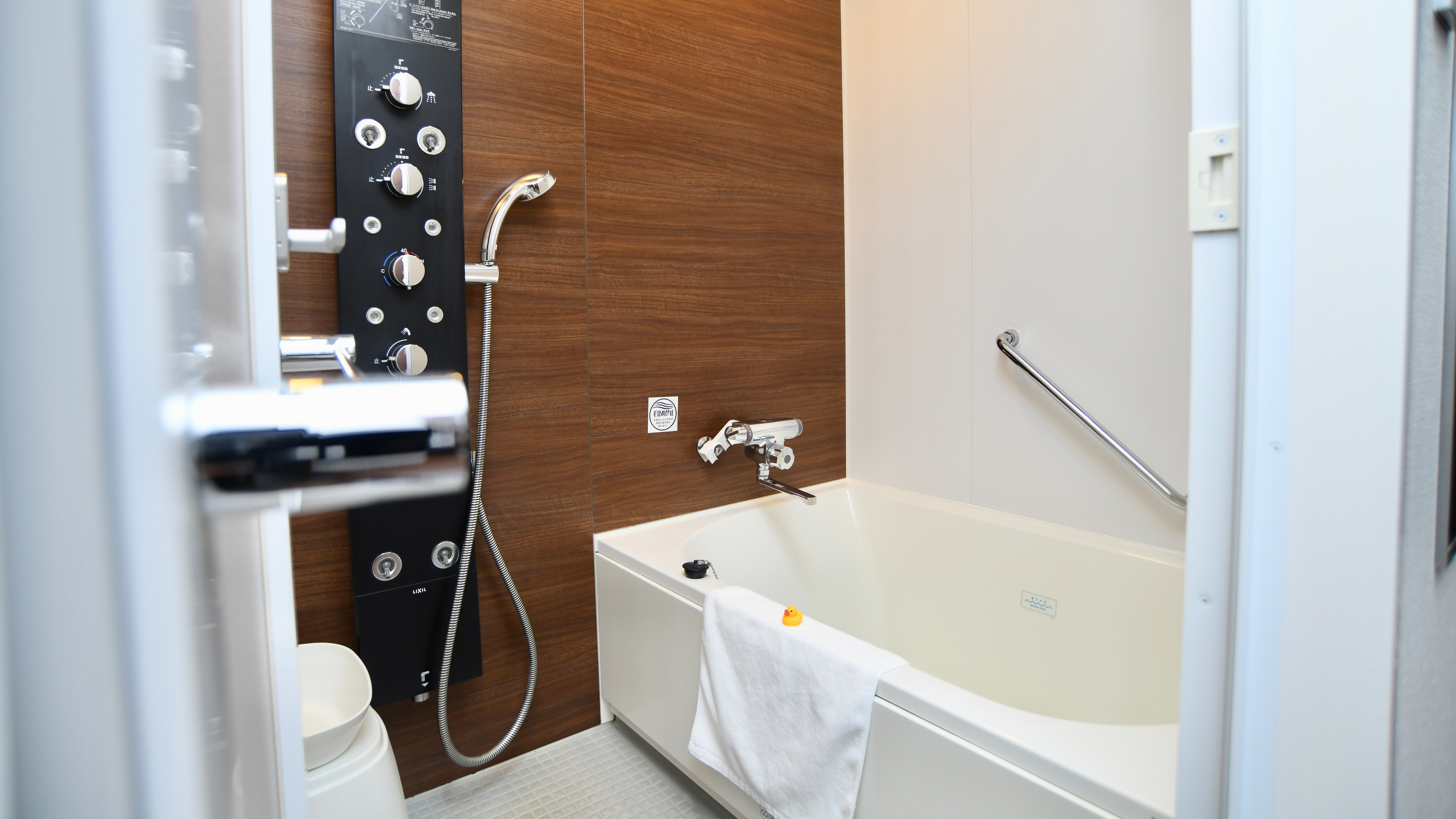 [พรีเมี่ยม คอร์เนอร์ ควีน] เตียงกว้าง 1600มม. อ่างอาบน้ำ ชักโครก และอ่างล้างหน้าแยกส่วน ฝักบัวอาบน้ำ