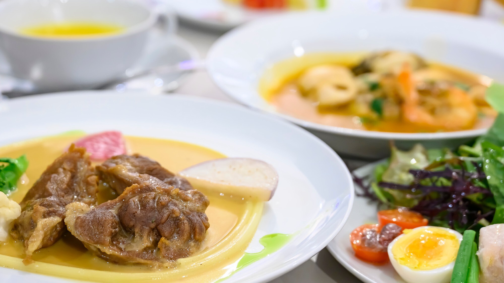 [Bếp ăn Yunohama 100 năm] Thưởng thức nhiều món ăn được chế biến từ nhiều nguyên liệu địa phương tại một nhà hàng ngay trước biển!