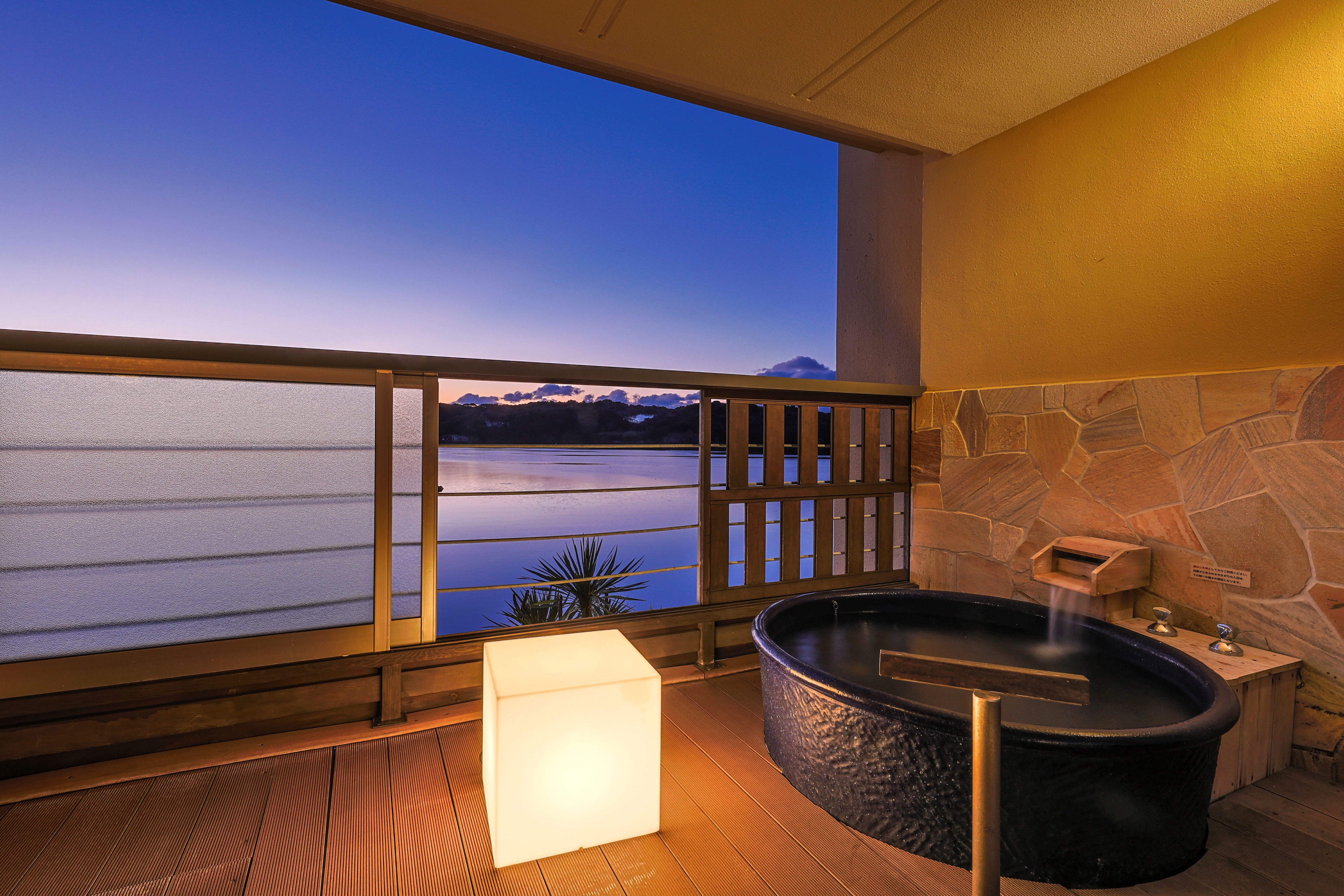 Guest room open-air bath