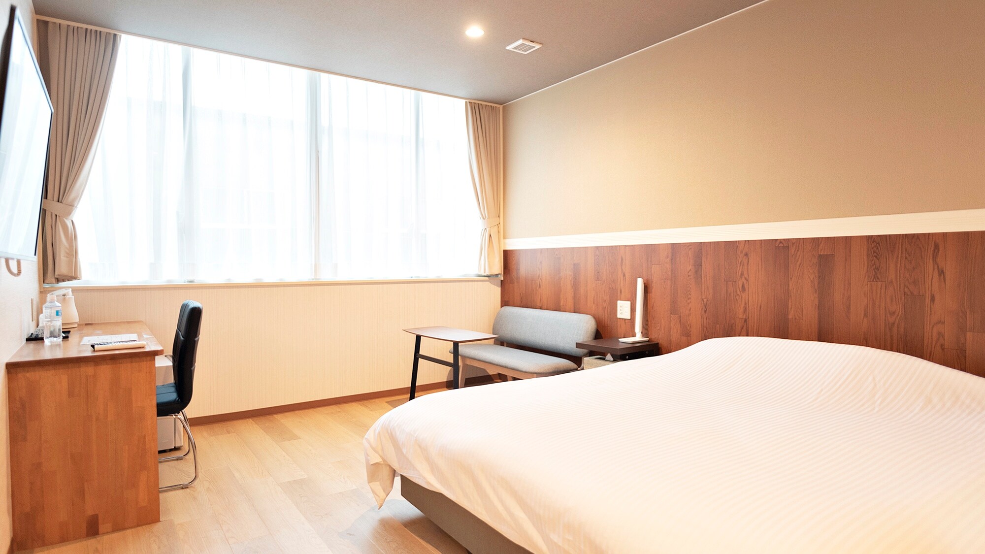 [Room example] Double room. Not only can you use it for two people, but you can also enjoy the luxury of having a large bed all to yourself when traveling alone.