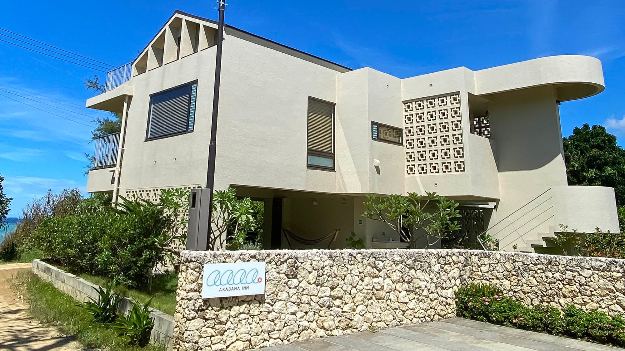 ・ It is located by the sea and has an excellent view.