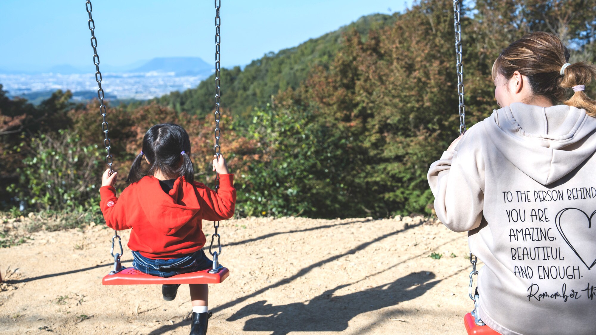 There are play equipment that both adults and children can enjoy, such as monkey bars, double swings, and see-saws.