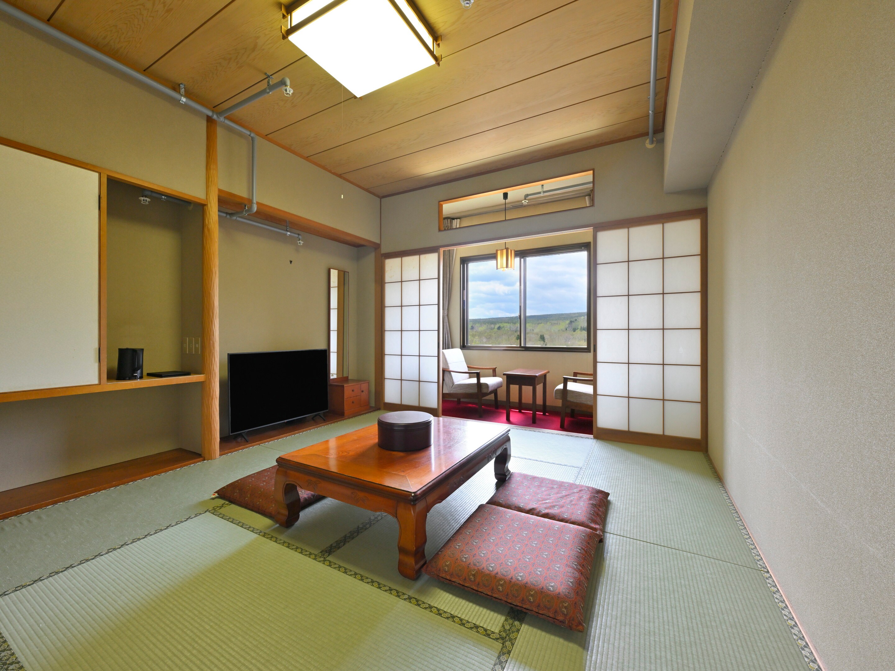 Beautiful Japanese style, 35 square meters, with a mountain view.
