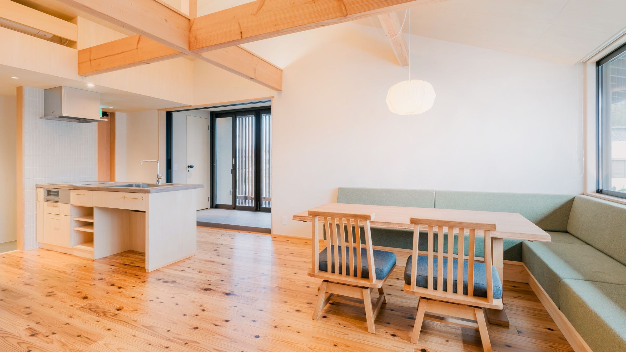 ・[Living/dining room] An open and spacious room with few partitions