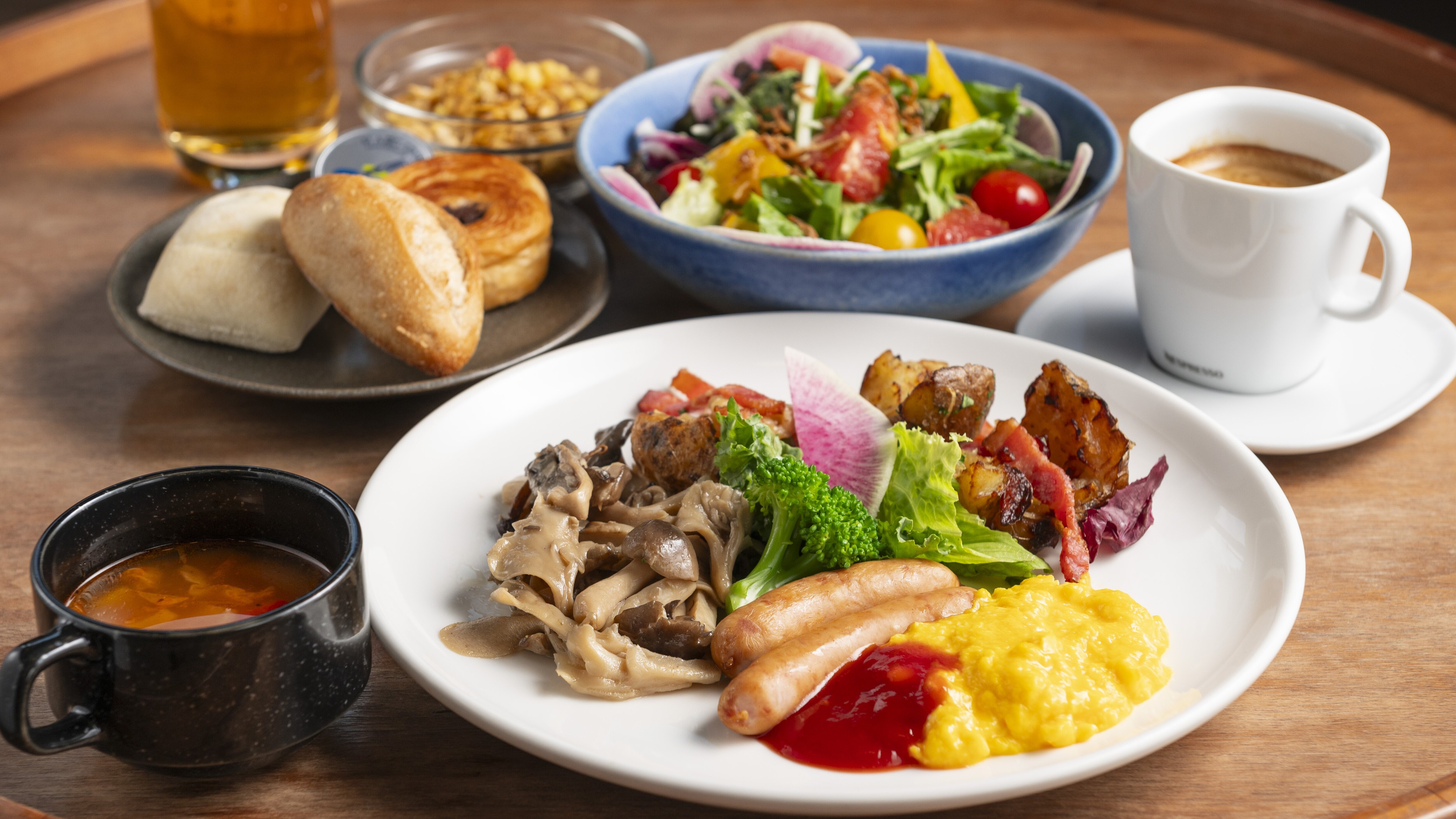 Bữa sáng được phục vụ theo kiểu buffet. Bạn có thể tự chọn món ăn với rau tươi, trứng và các món ăn khác theo ý thích.